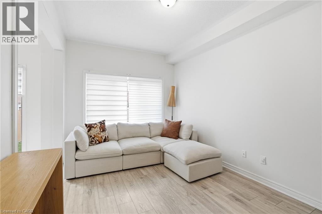 48 Harmony Way, Thorold, ON - Indoor Photo Showing Living Room
