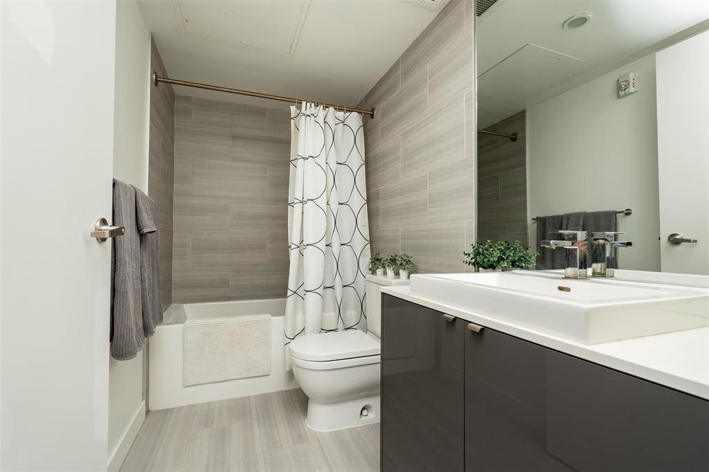 605 311 Hargrave Street, Winnipeg, MB - Indoor Photo Showing Bathroom