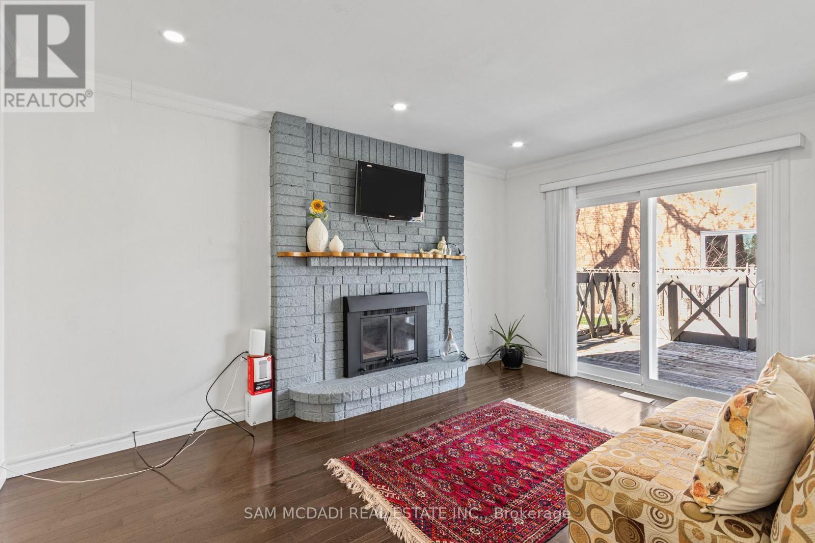 6282 Camgreen Circle, Mississauga, ON - Indoor Photo Showing Living Room With Fireplace