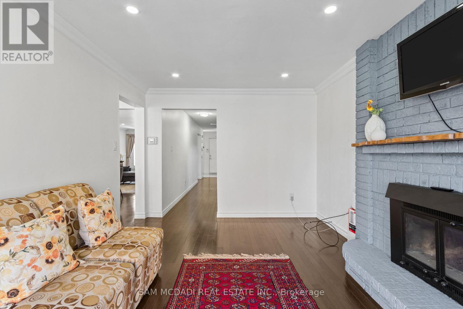 6282 Camgreen Circle, Mississauga, ON - Indoor Photo Showing Living Room With Fireplace