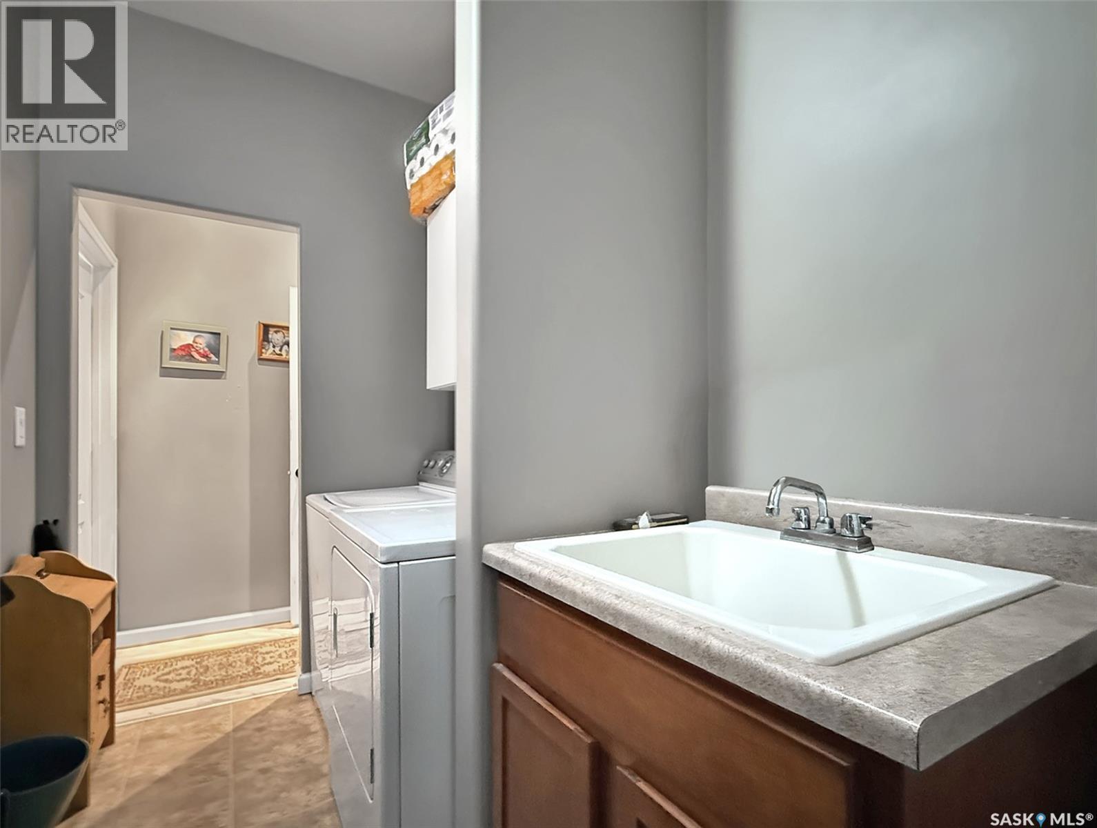 808 Chaplin Street, Swift Current, SK - Indoor Photo Showing Laundry Room