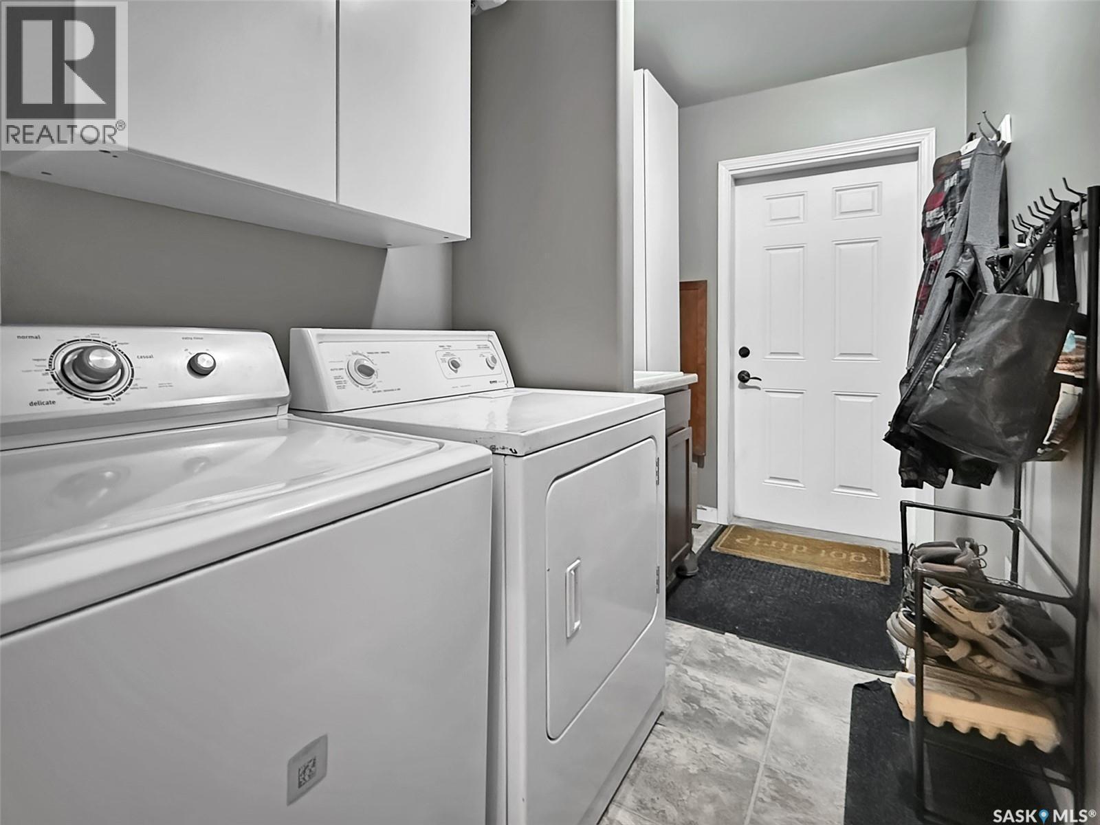 808 Chaplin Street, Swift Current, SK - Indoor Photo Showing Laundry Room