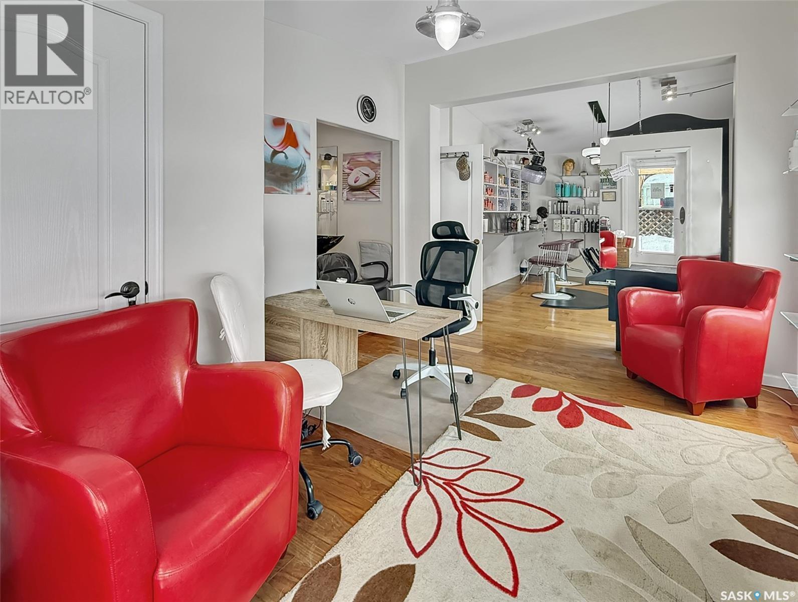 808 Chaplin Street, Swift Current, SK - Indoor