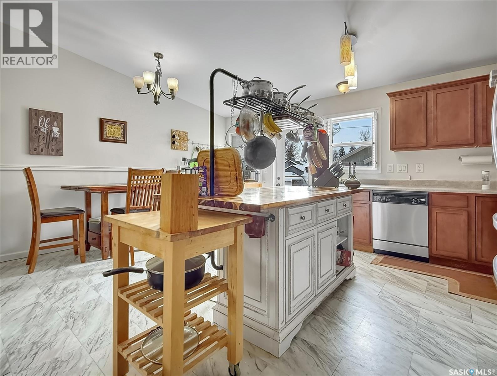 808 Chaplin Street, Swift Current, SK - Indoor