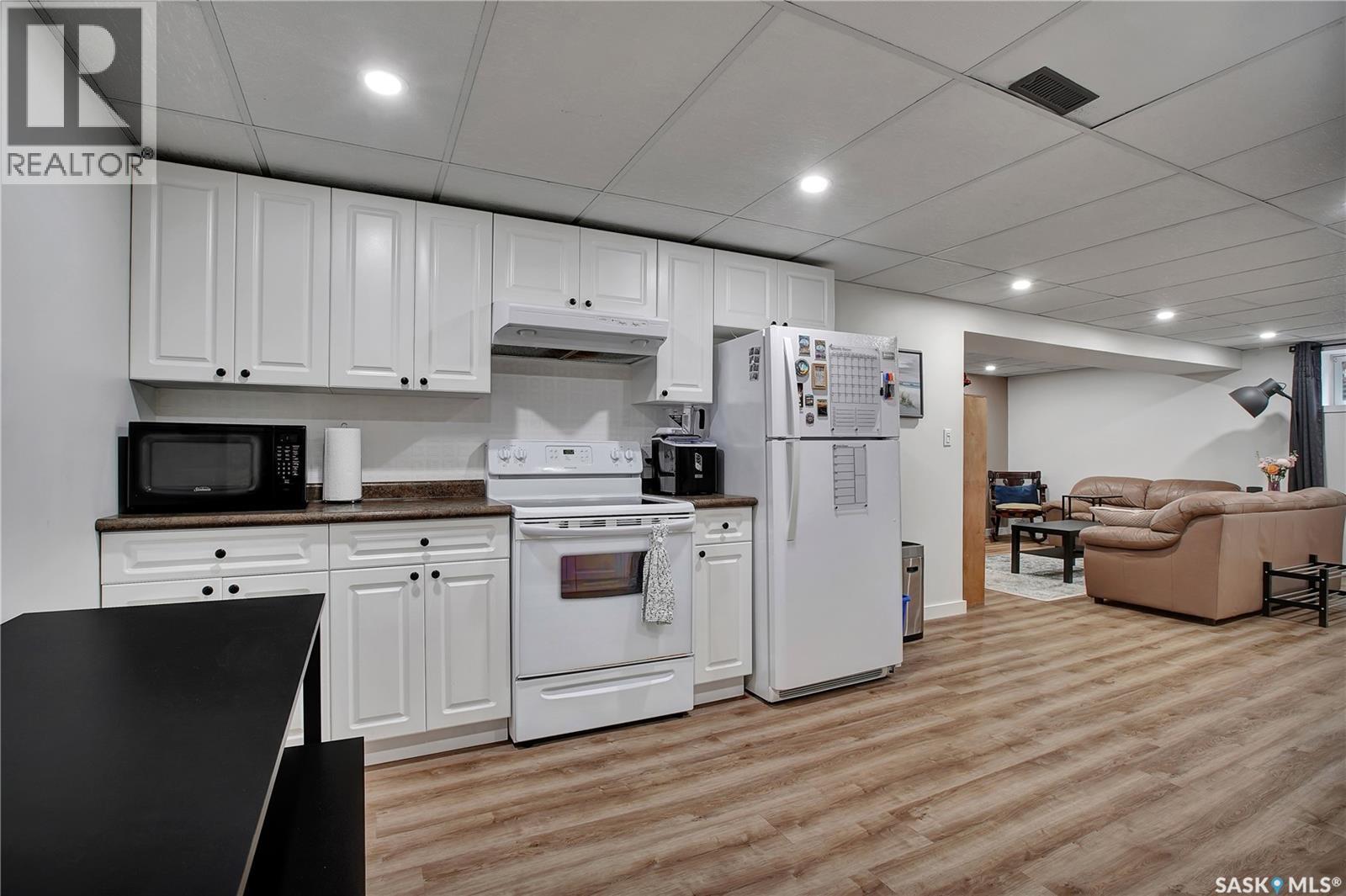 226 Candle Crescent, Saskatoon, SK - Indoor Photo Showing Kitchen