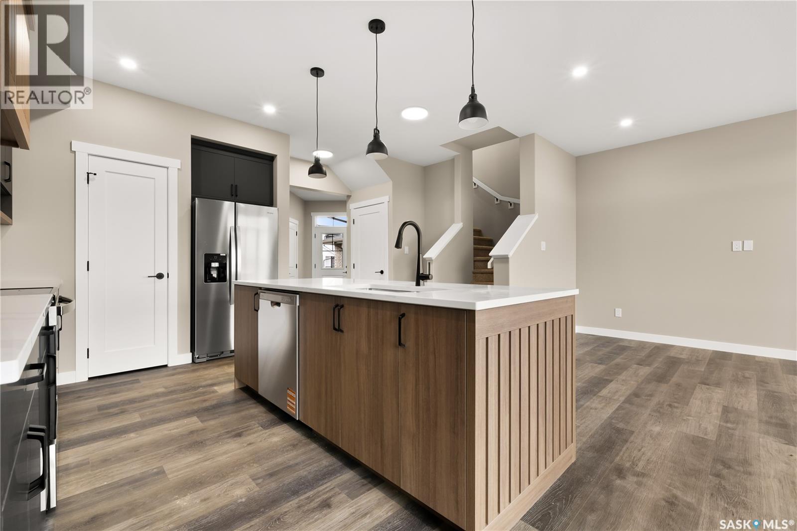 315 Veterans Drive, Warman, SK - Indoor Photo Showing Kitchen With Upgraded Kitchen