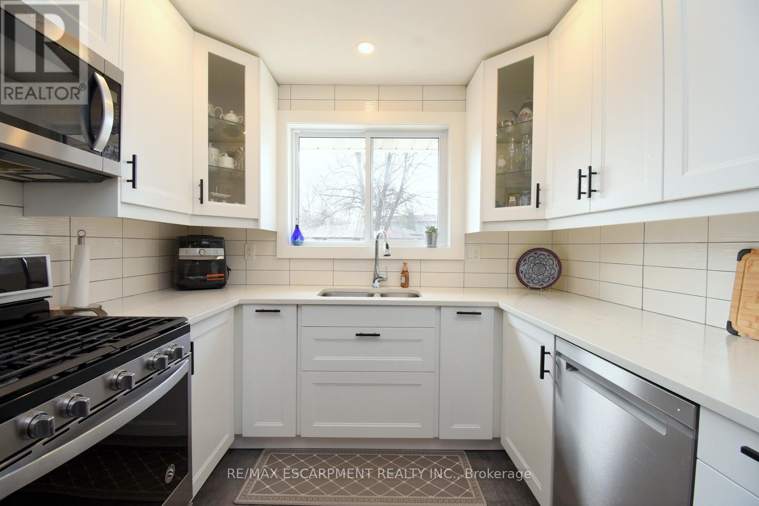 316 Cranbrook Drive, Hamilton, ON - Indoor Photo Showing Kitchen With Double Sink