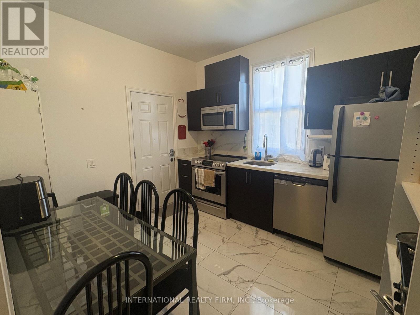 300 Locke Street S, Hamilton, ON - Indoor Photo Showing Kitchen