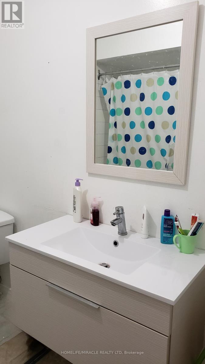 487 Wallenberg Crescent, Mississauga, ON - Indoor Photo Showing Bathroom