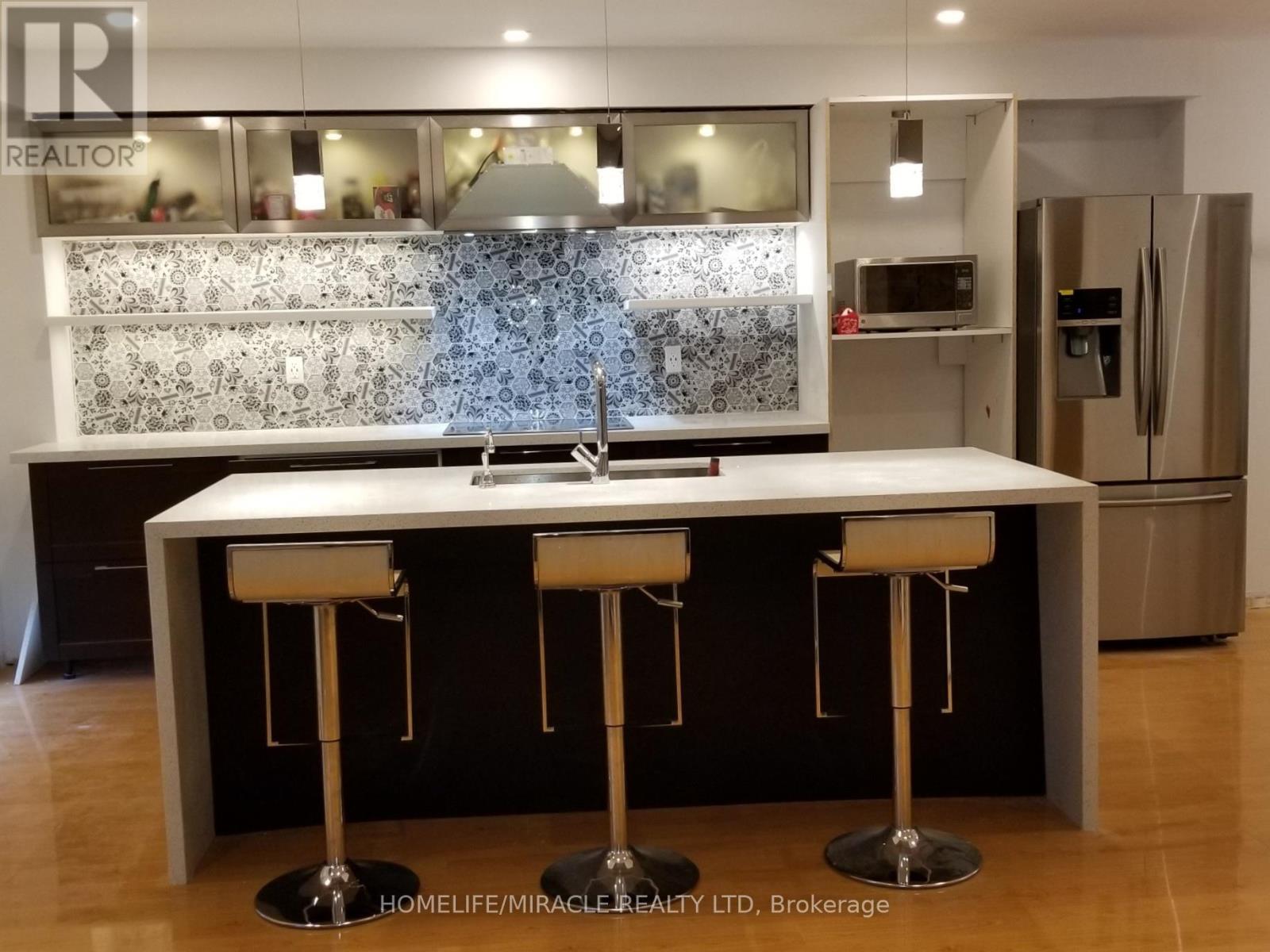 487 Wallenberg Crescent, Mississauga, ON - Indoor Photo Showing Kitchen With Upgraded Kitchen