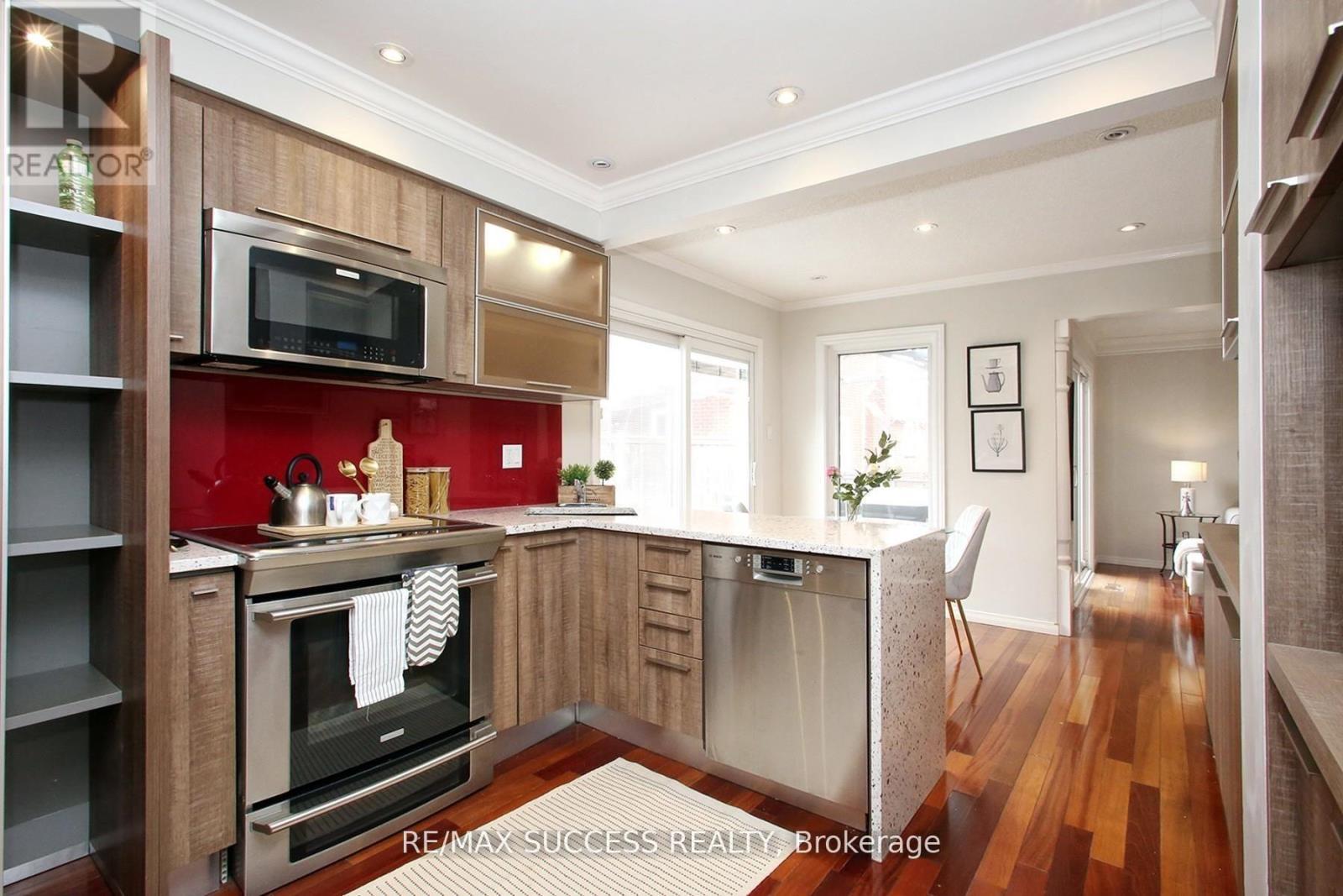 6643 Mockingbird Lane, Mississauga, ON - Indoor Photo Showing Kitchen With Upgraded Kitchen