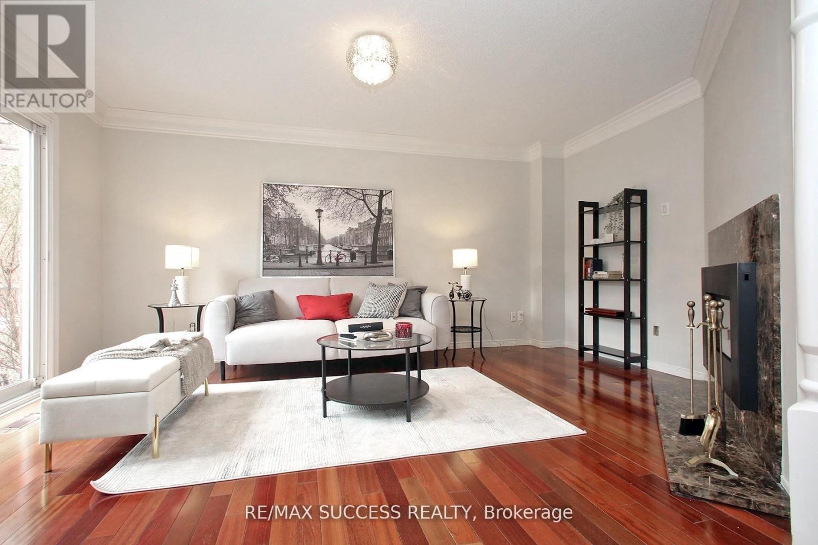 6643 Mockingbird Lane, Mississauga, ON - Indoor Photo Showing Living Room