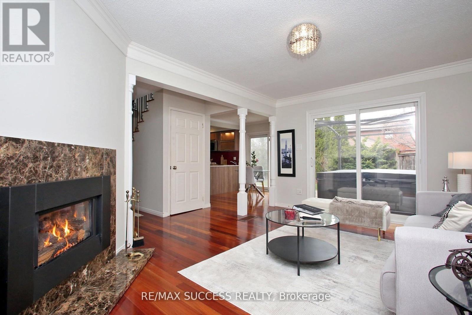 6643 Mockingbird Lane, Mississauga, ON - Indoor Photo Showing Living Room With Fireplace