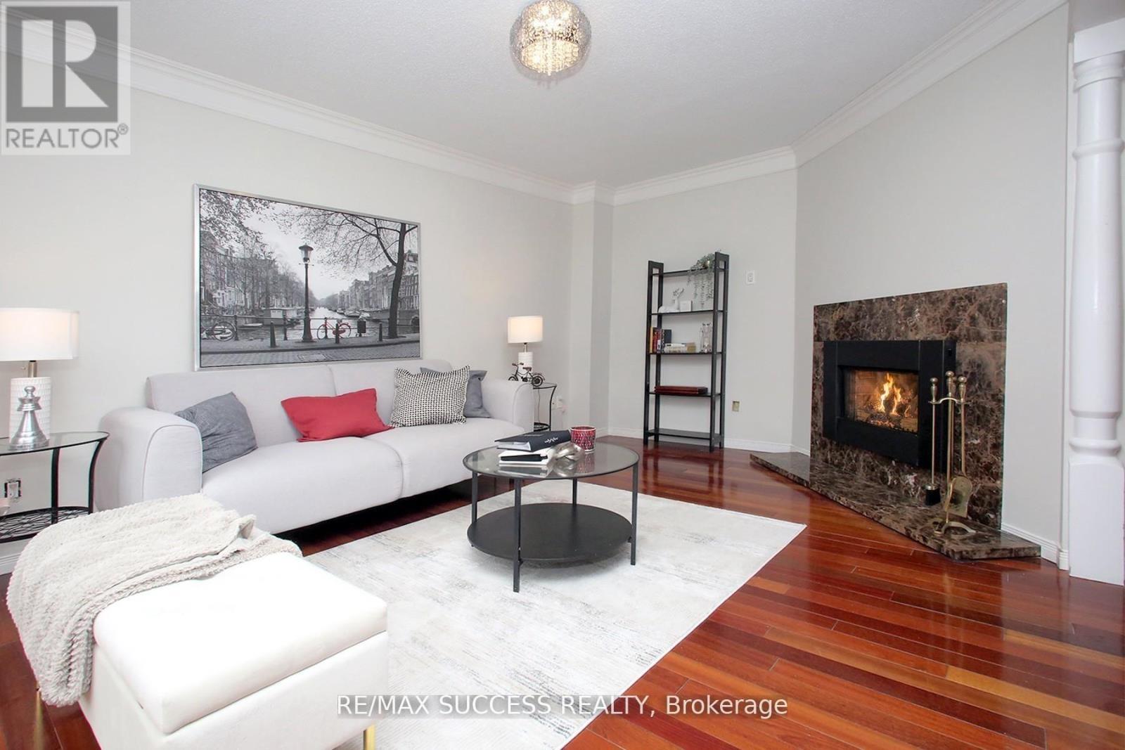 6643 Mockingbird Lane, Mississauga, ON - Indoor Photo Showing Living Room With Fireplace