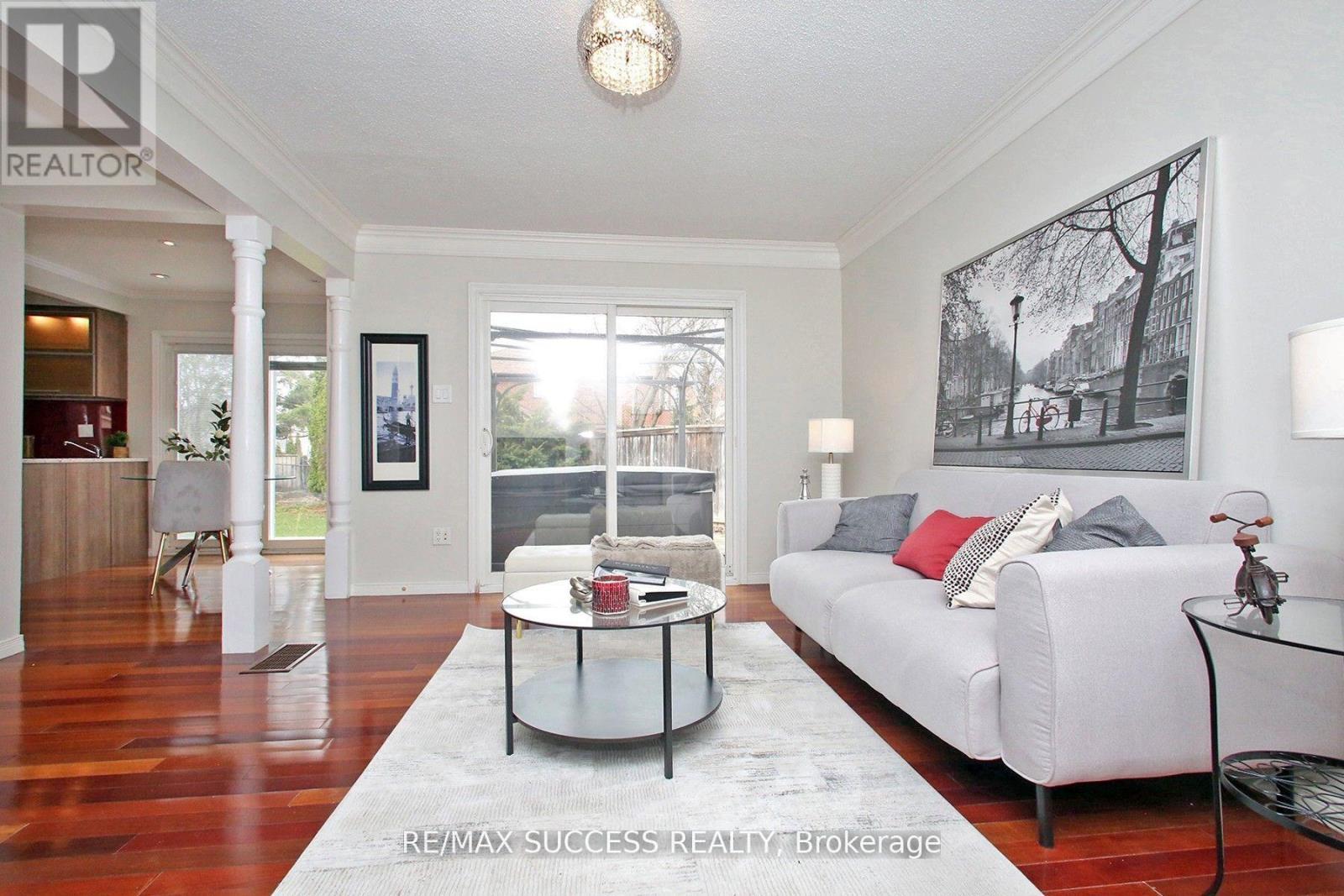 6643 Mockingbird Lane, Mississauga, ON - Indoor Photo Showing Living Room