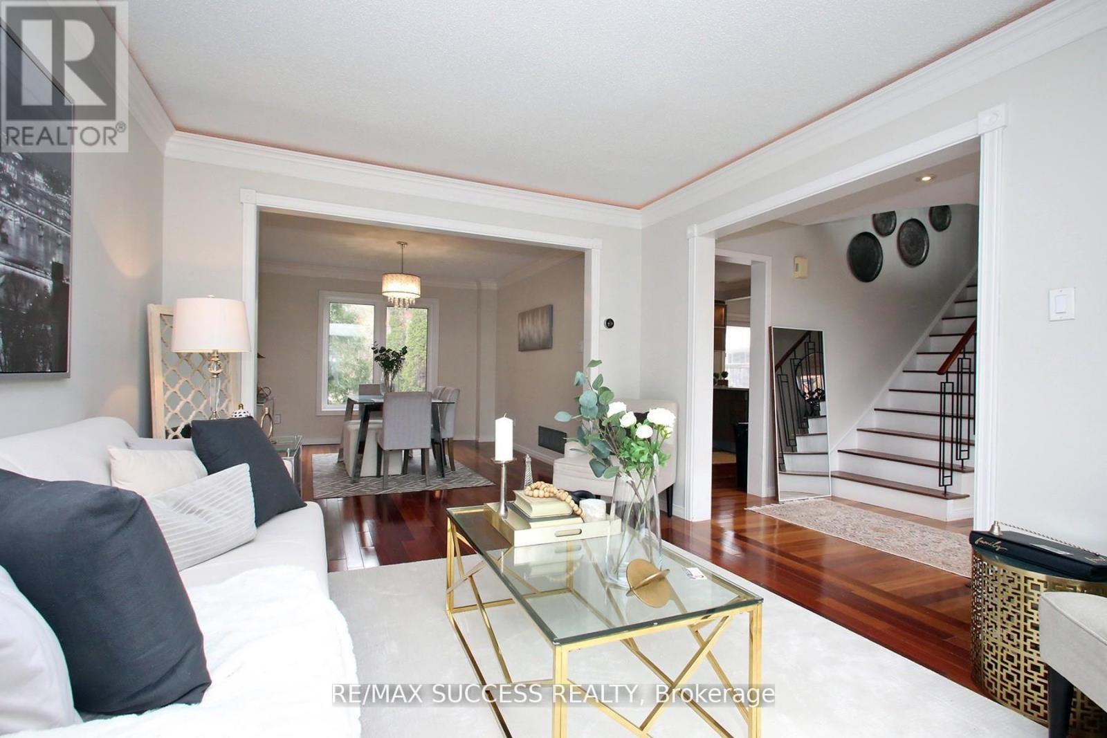 6643 Mockingbird Lane, Mississauga, ON - Indoor Photo Showing Living Room