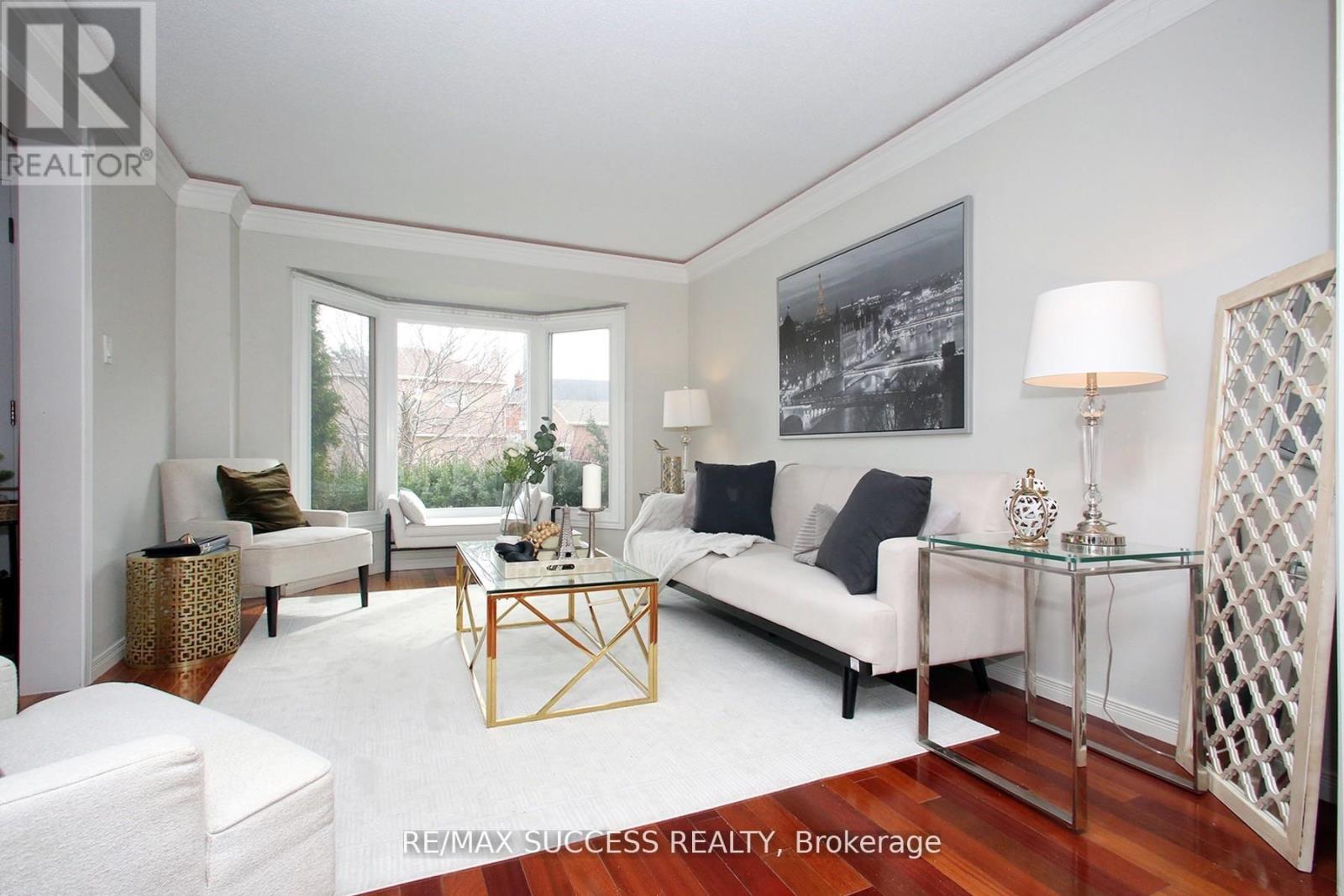 6643 Mockingbird Lane, Mississauga, ON - Indoor Photo Showing Living Room