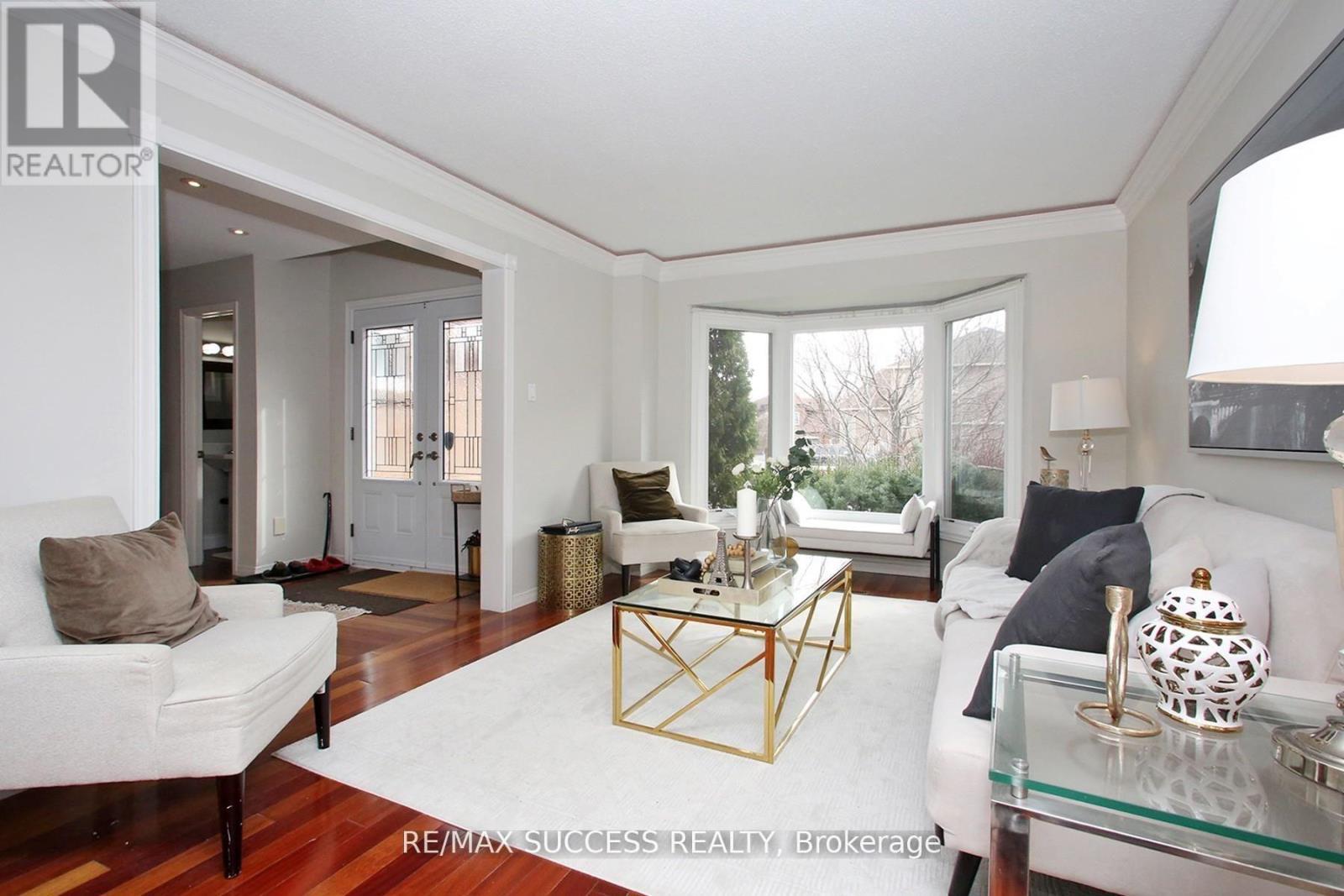 6643 Mockingbird Lane, Mississauga, ON - Indoor Photo Showing Living Room