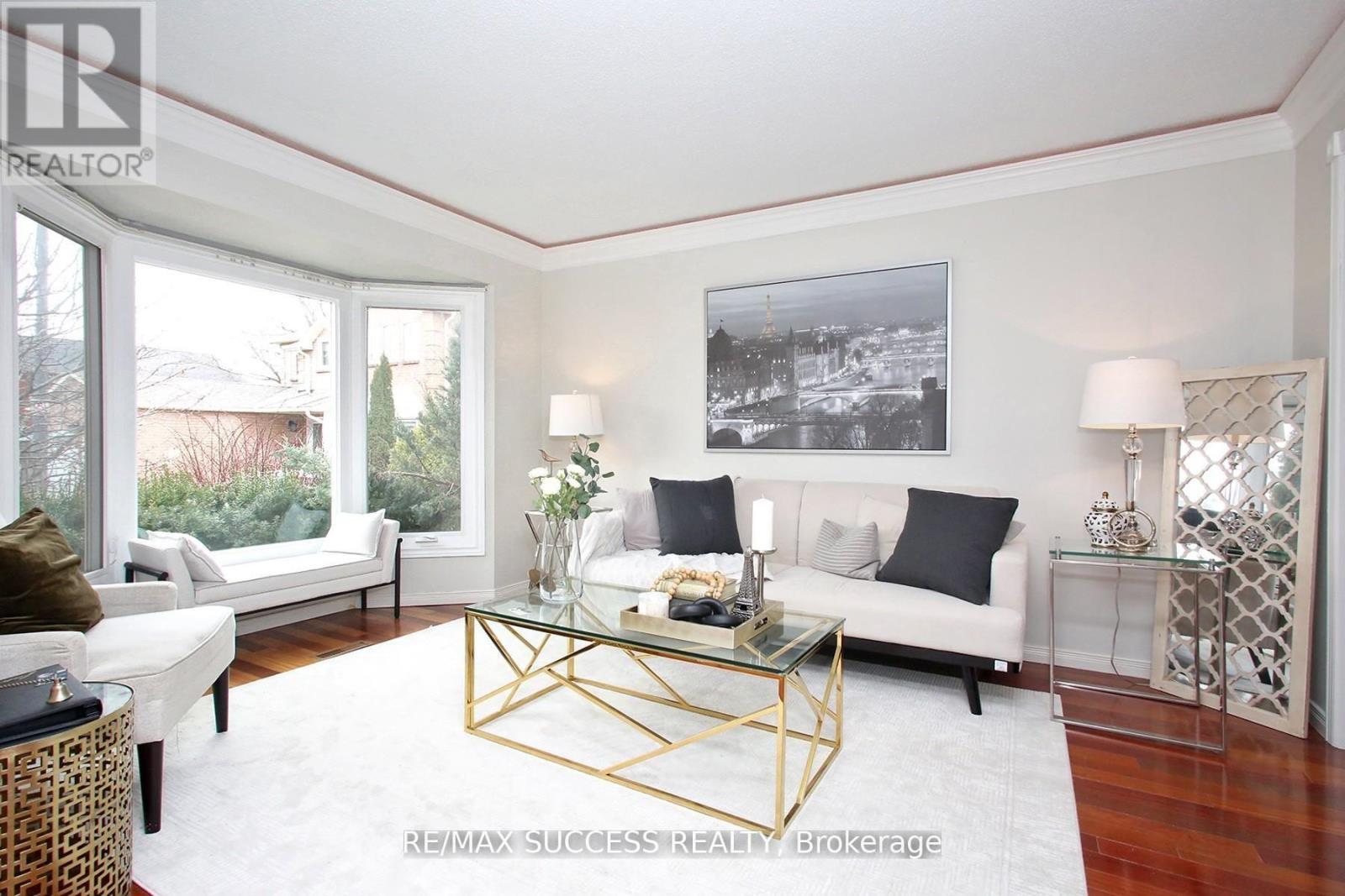 6643 Mockingbird Lane, Mississauga, ON - Indoor Photo Showing Living Room