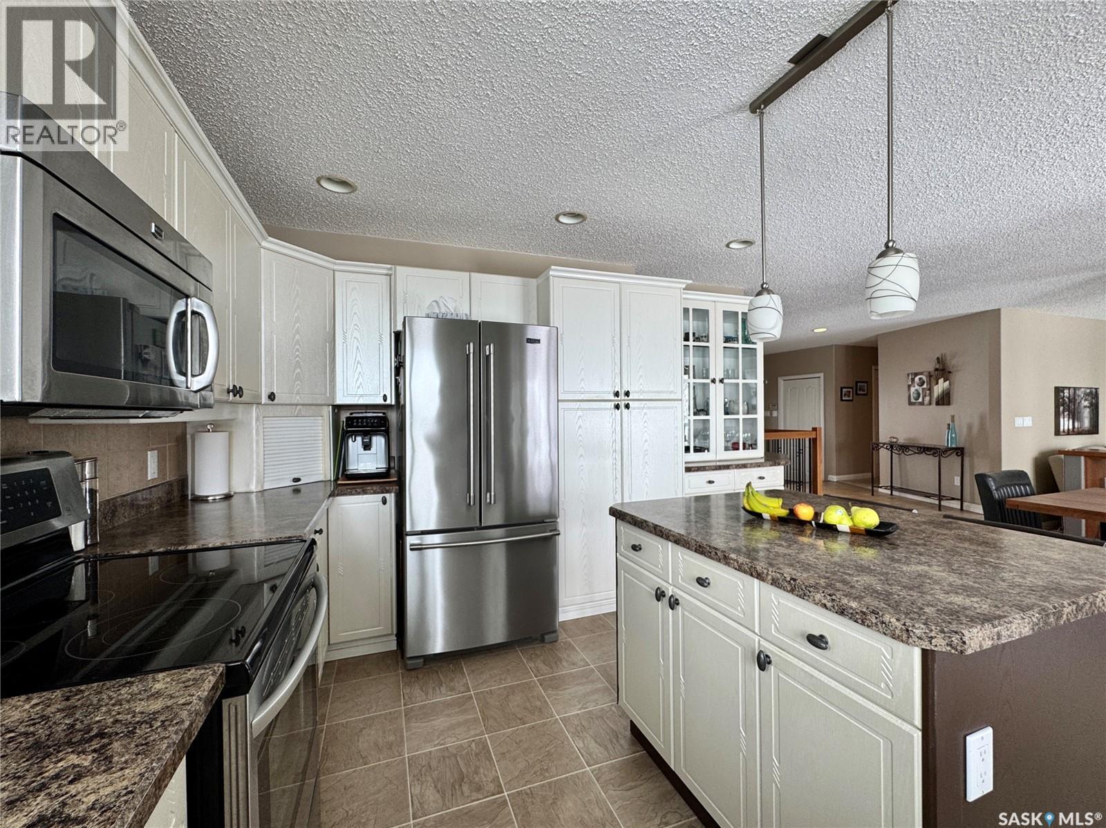 140 Morrison Drive, Yorkton, SK - Indoor Photo Showing Kitchen With Upgraded Kitchen