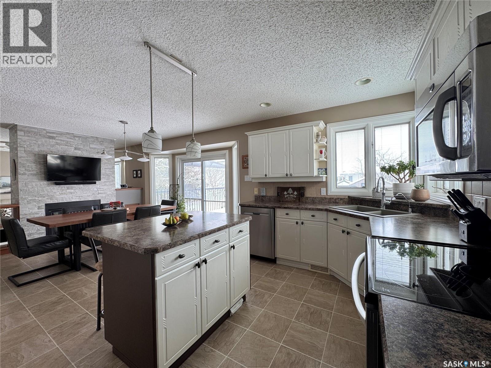 140 Morrison Drive, Yorkton, SK - Indoor Photo Showing Kitchen With Double Sink