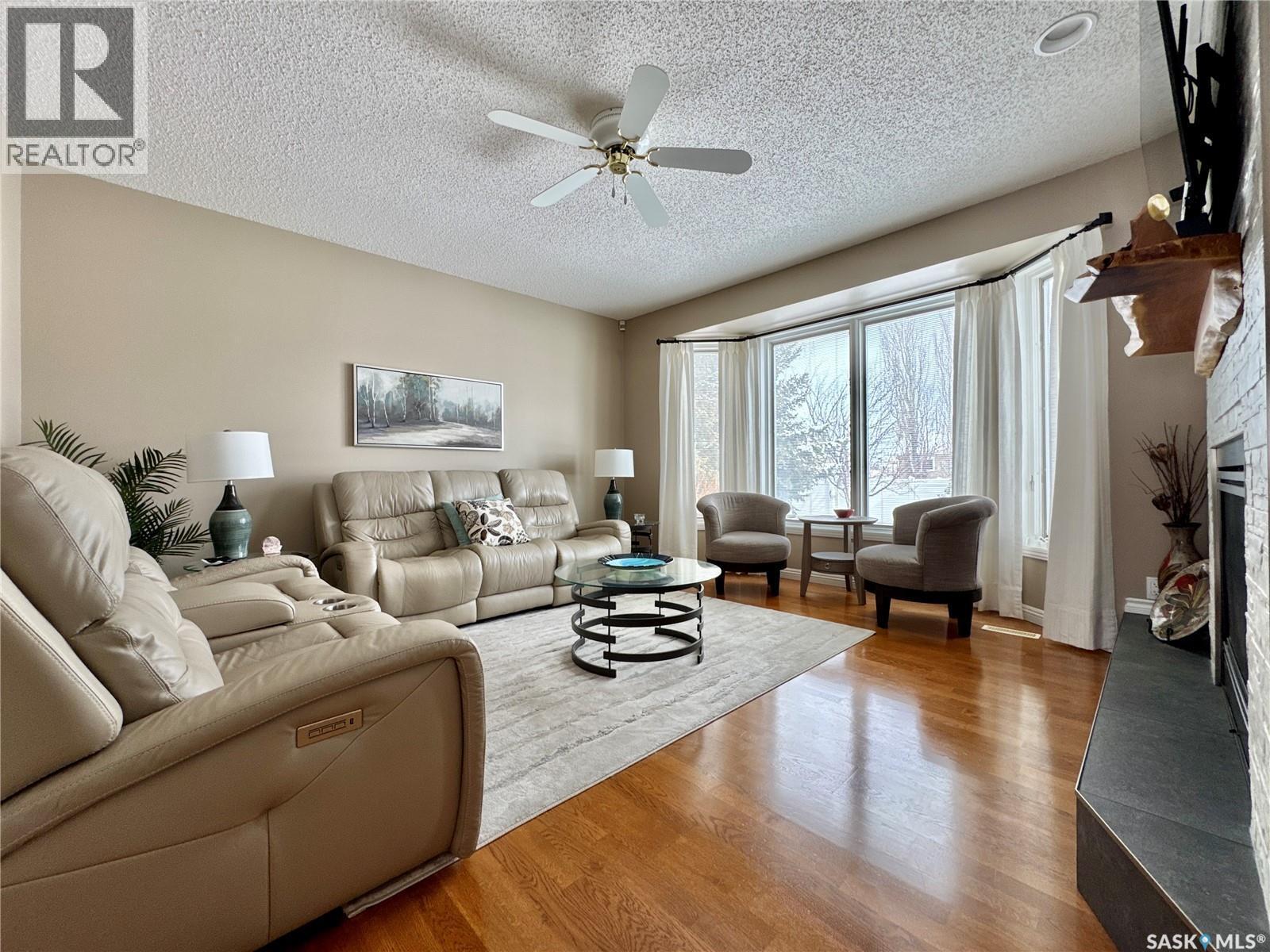 140 Morrison Drive, Yorkton, SK - Indoor Photo Showing Living Room