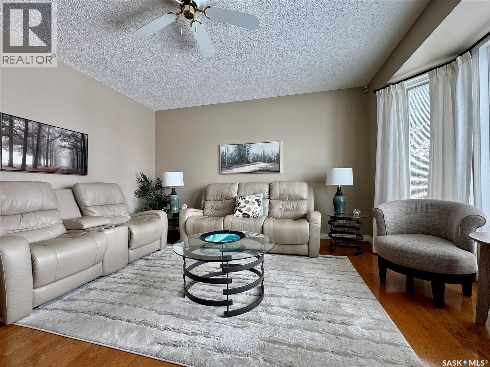 140 Morrison Drive, Yorkton, SK - Indoor Photo Showing Living Room