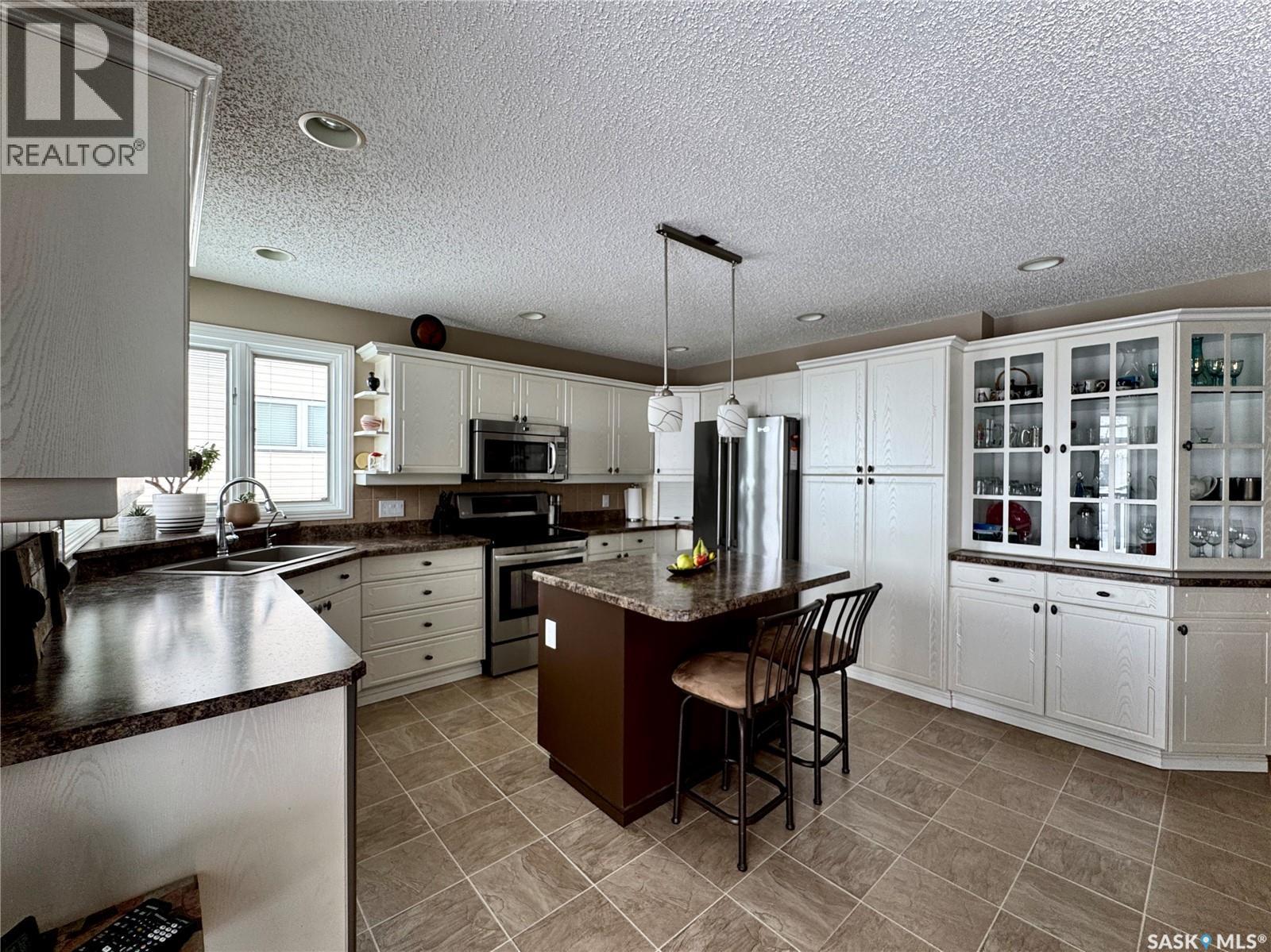 140 Morrison Drive, Yorkton, SK - Indoor Photo Showing Kitchen With Double Sink