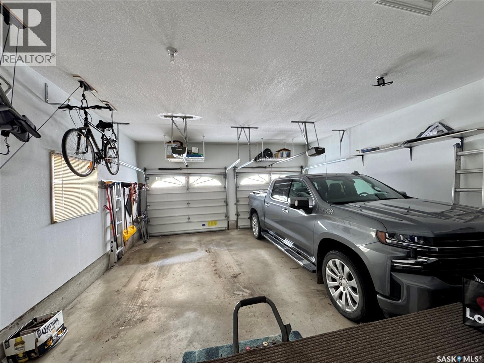 140 Morrison Drive, Yorkton, SK - Indoor Photo Showing Garage