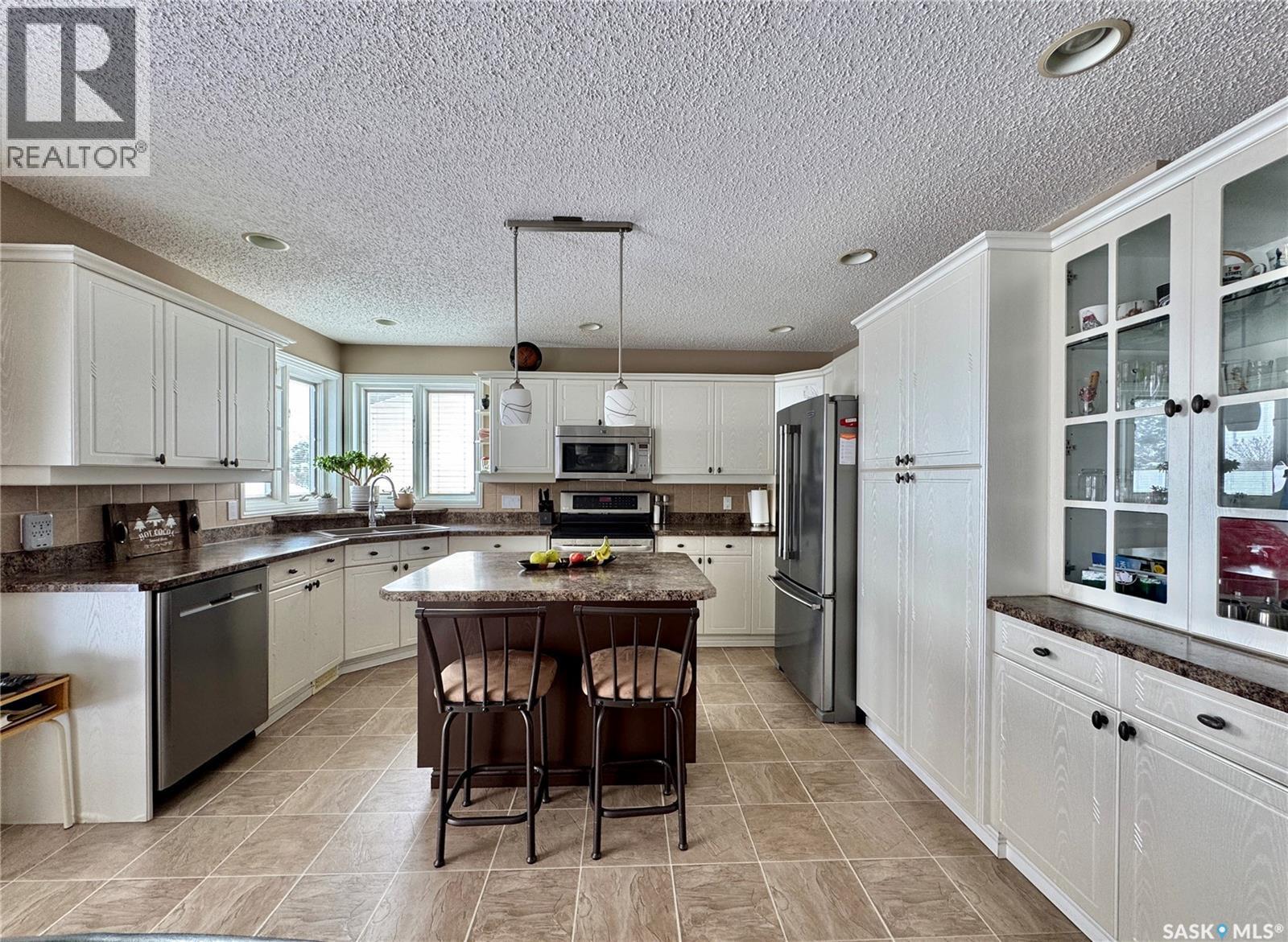 140 Morrison Drive, Yorkton, SK - Indoor Photo Showing Kitchen With Double Sink