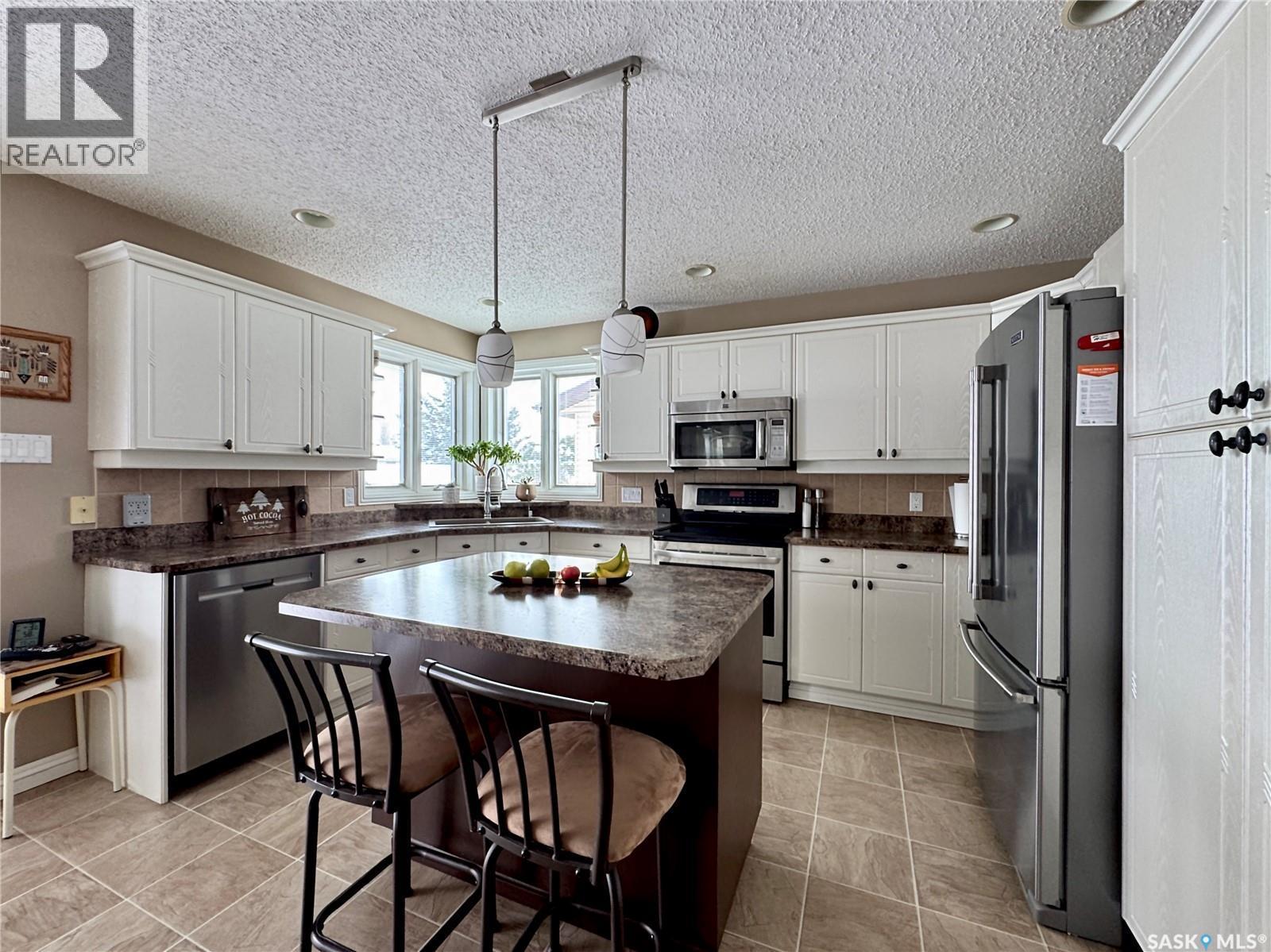 140 Morrison Drive, Yorkton, SK - Indoor Photo Showing Kitchen