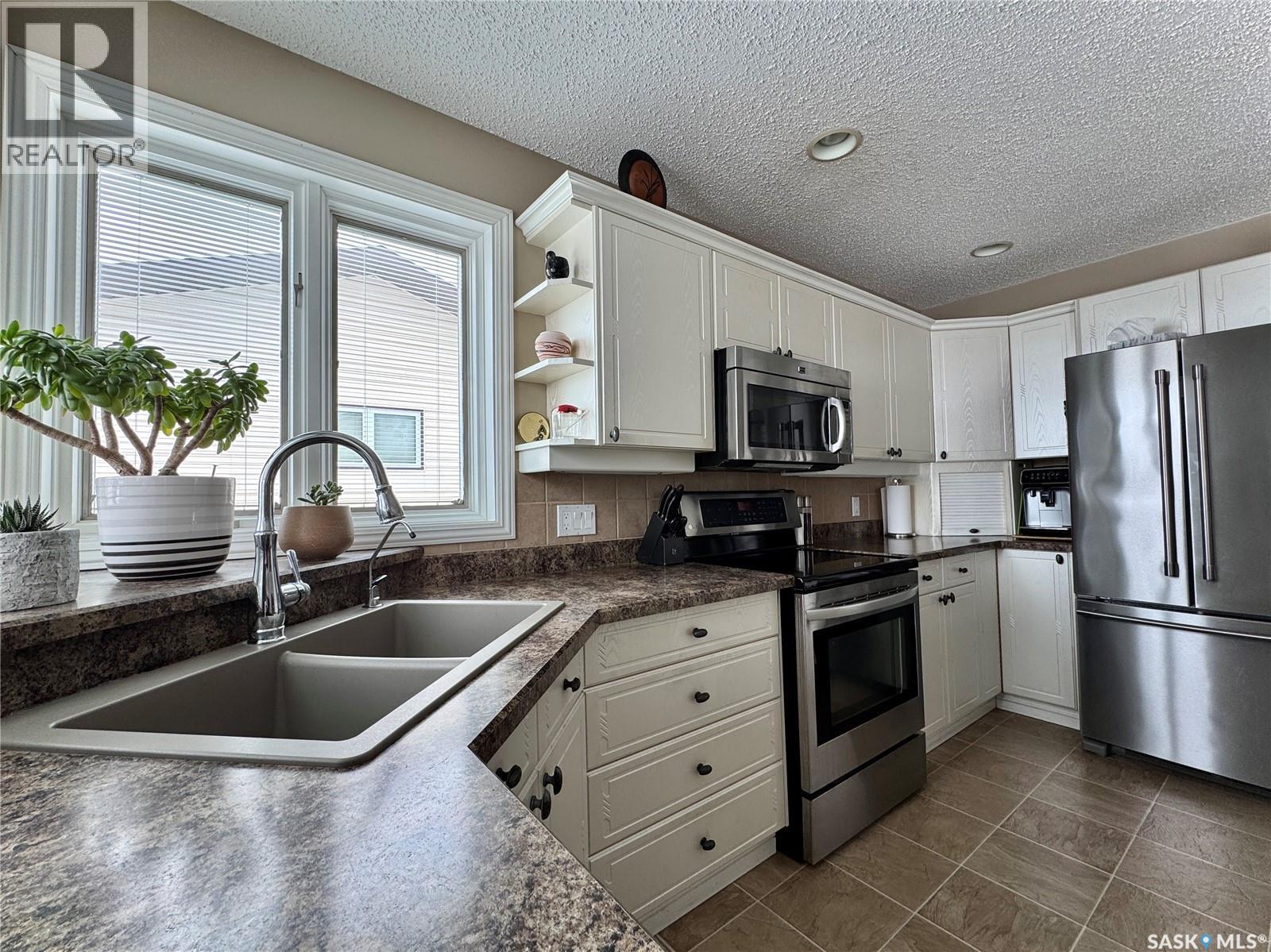 140 Morrison Drive, Yorkton, SK - Indoor Photo Showing Kitchen With Double Sink