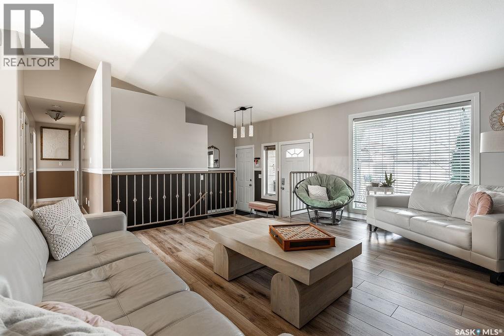 671 Fairbrother Place, Saskatoon, SK - Indoor Photo Showing Living Room