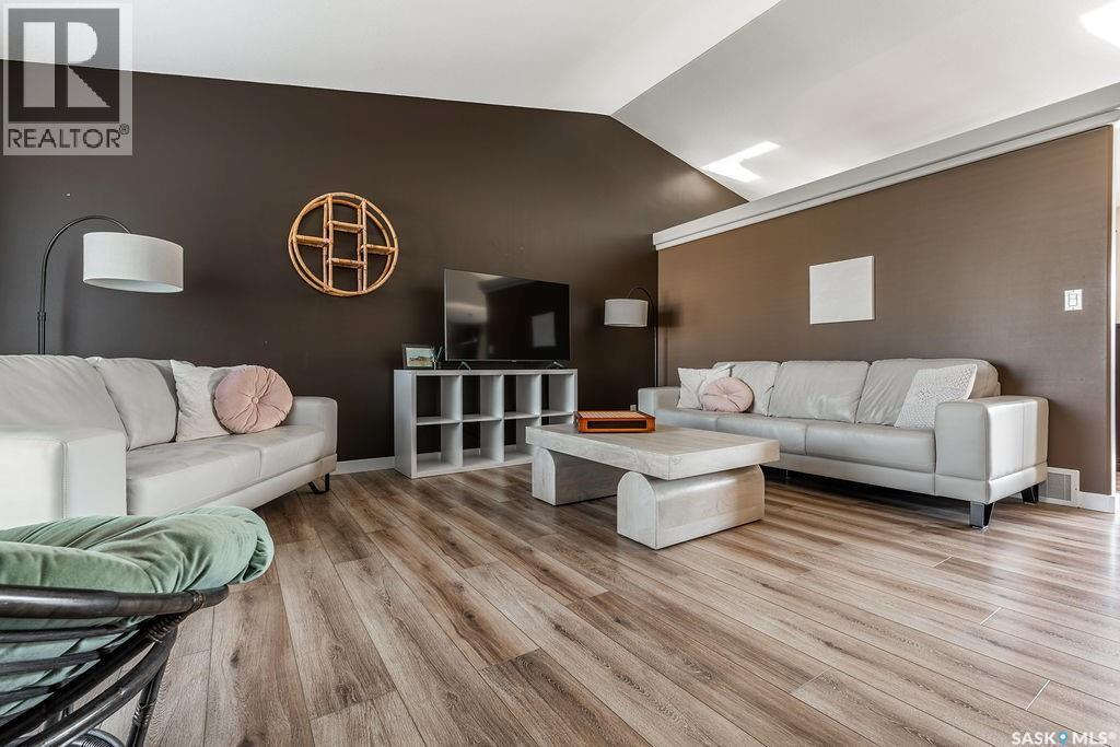 671 Fairbrother Place, Saskatoon, SK - Indoor Photo Showing Living Room
