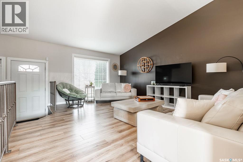 671 Fairbrother Place, Saskatoon, SK - Indoor Photo Showing Living Room