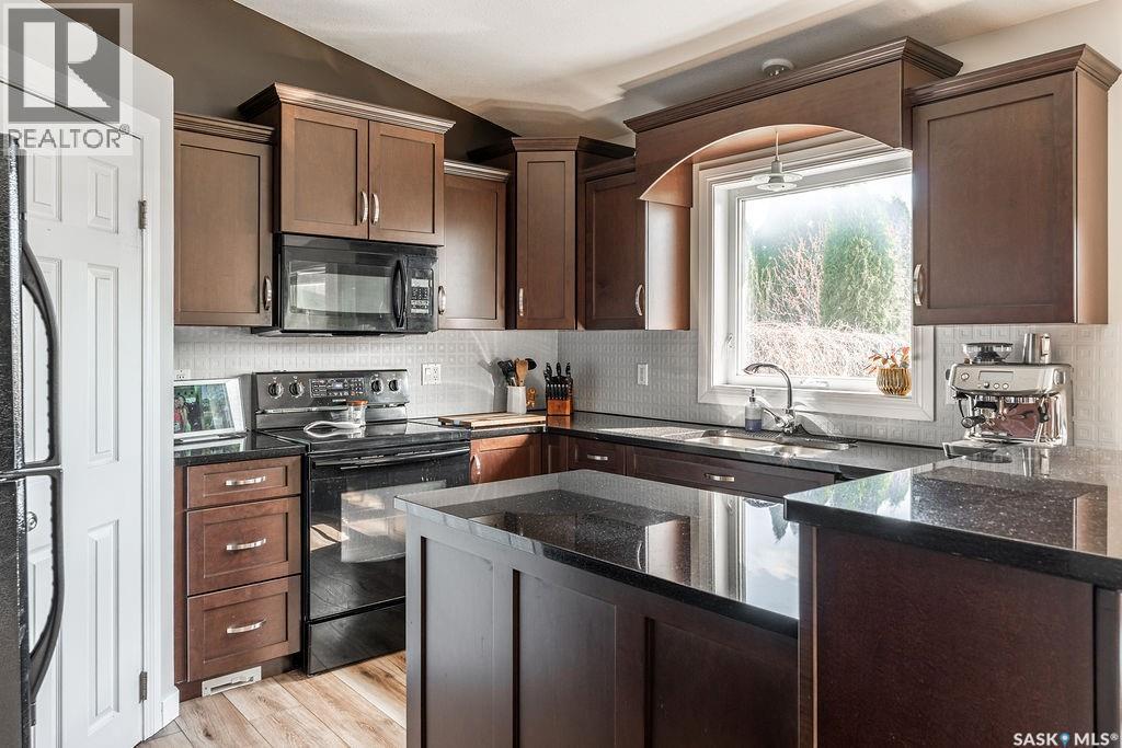 671 Fairbrother Place, Saskatoon, SK - Indoor Photo Showing Kitchen