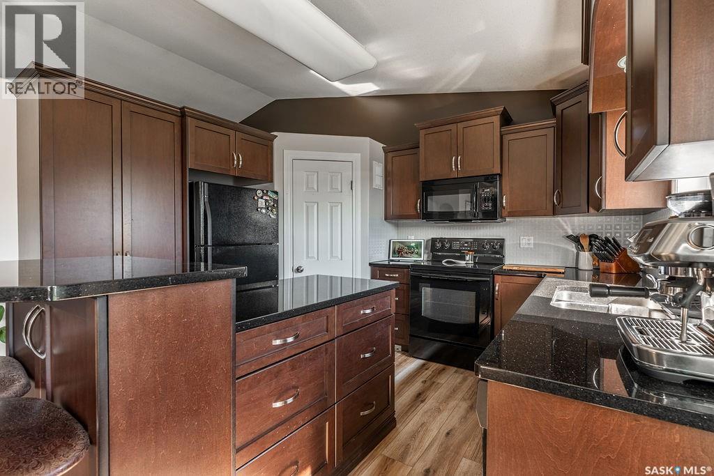 671 Fairbrother Place, Saskatoon, SK - Indoor Photo Showing Kitchen