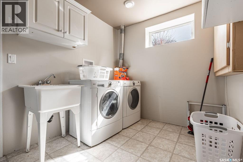 671 Fairbrother Place, Saskatoon, SK - Indoor Photo Showing Laundry Room