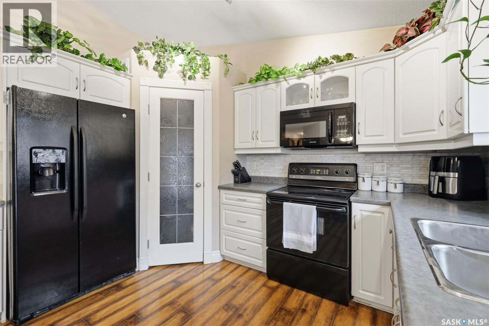 402 Overholt Crescent, Saskatoon, SK - Indoor Photo Showing Kitchen With Double Sink