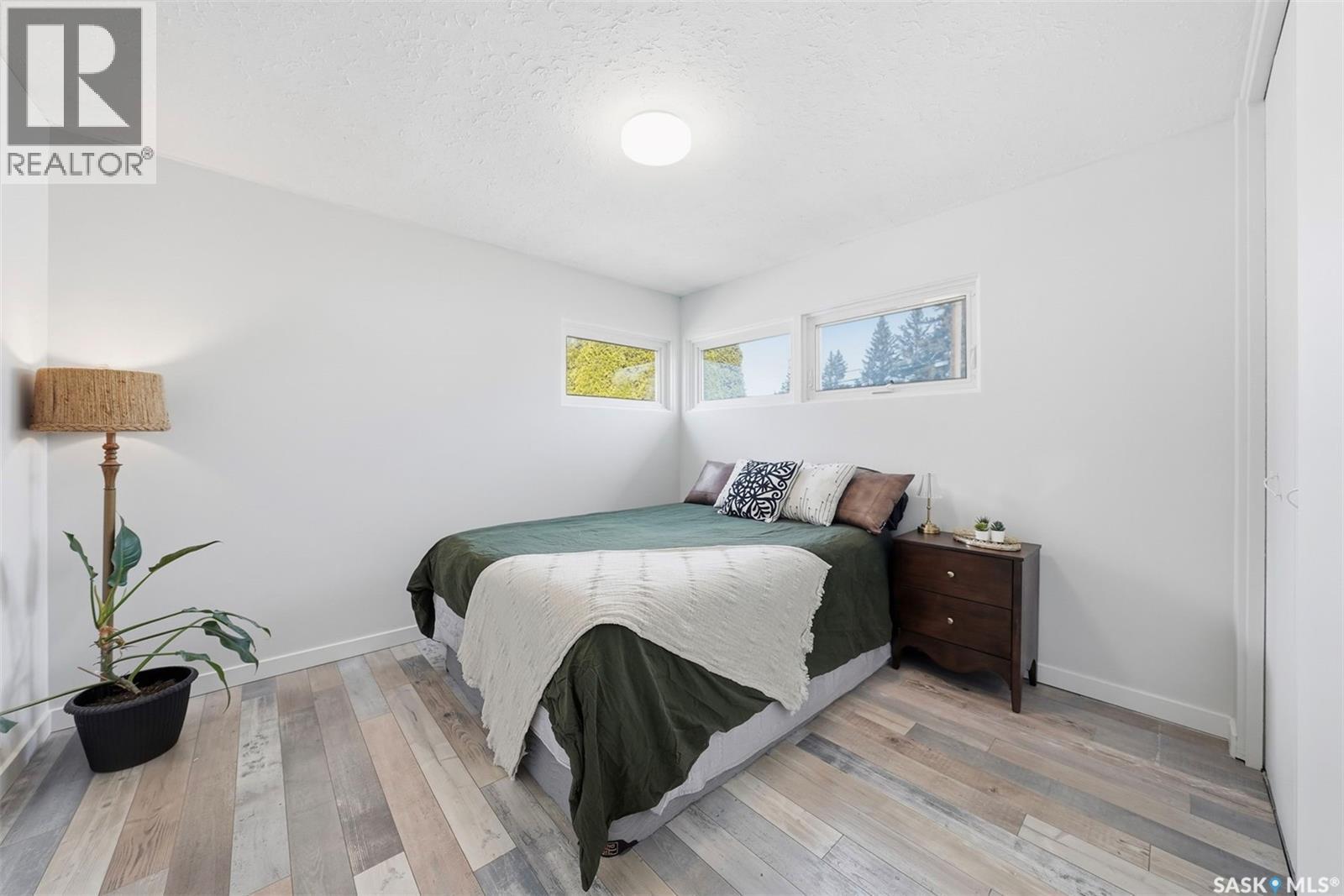 27 Lindsay Drive, Saskatoon, SK - Indoor Photo Showing Bedroom