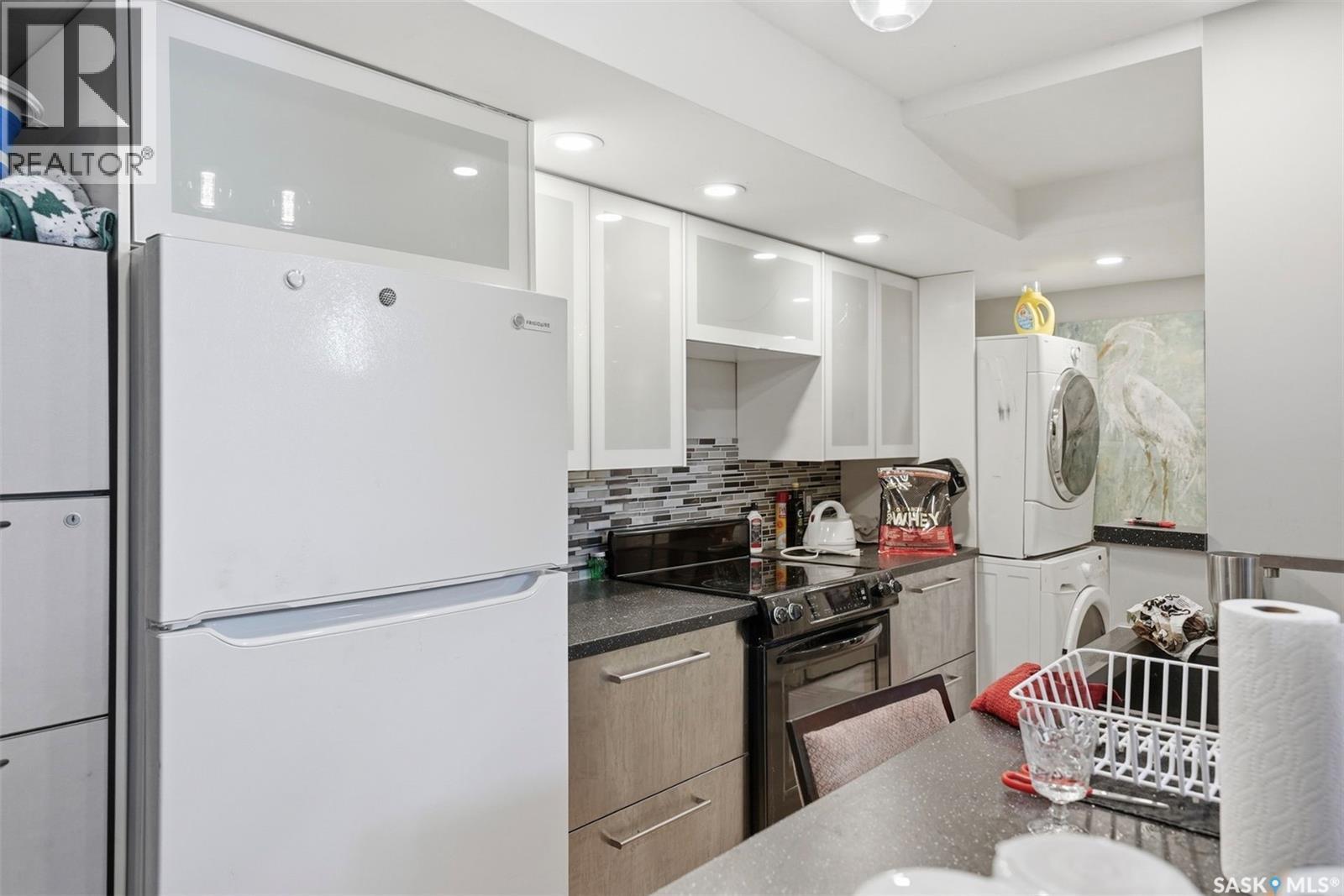27 Lindsay Drive, Saskatoon, SK - Indoor Photo Showing Kitchen