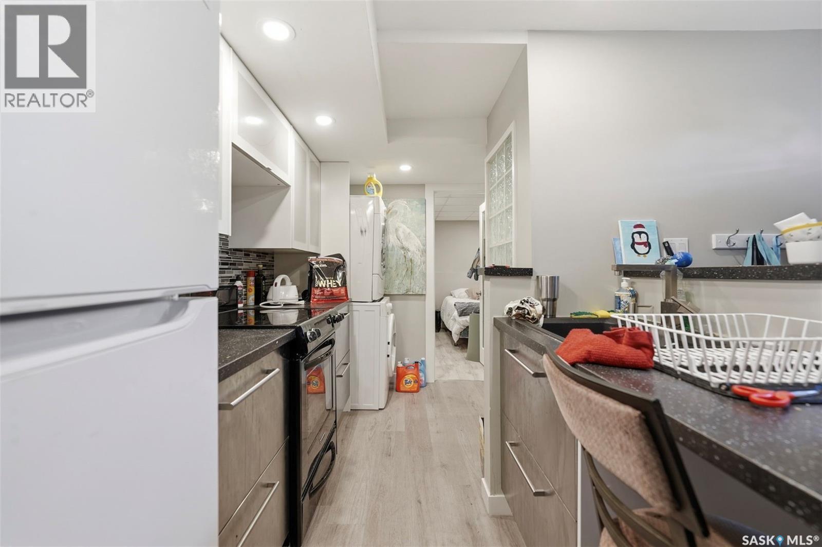 27 Lindsay Drive, Saskatoon, SK - Indoor Photo Showing Kitchen