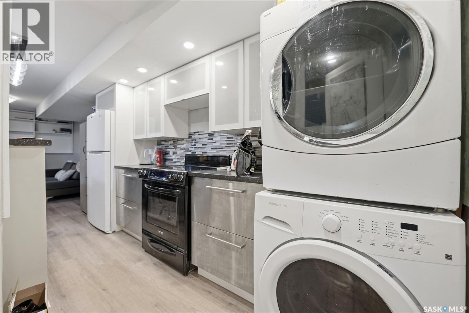 27 Lindsay Drive, Saskatoon, SK - Indoor Photo Showing Laundry Room