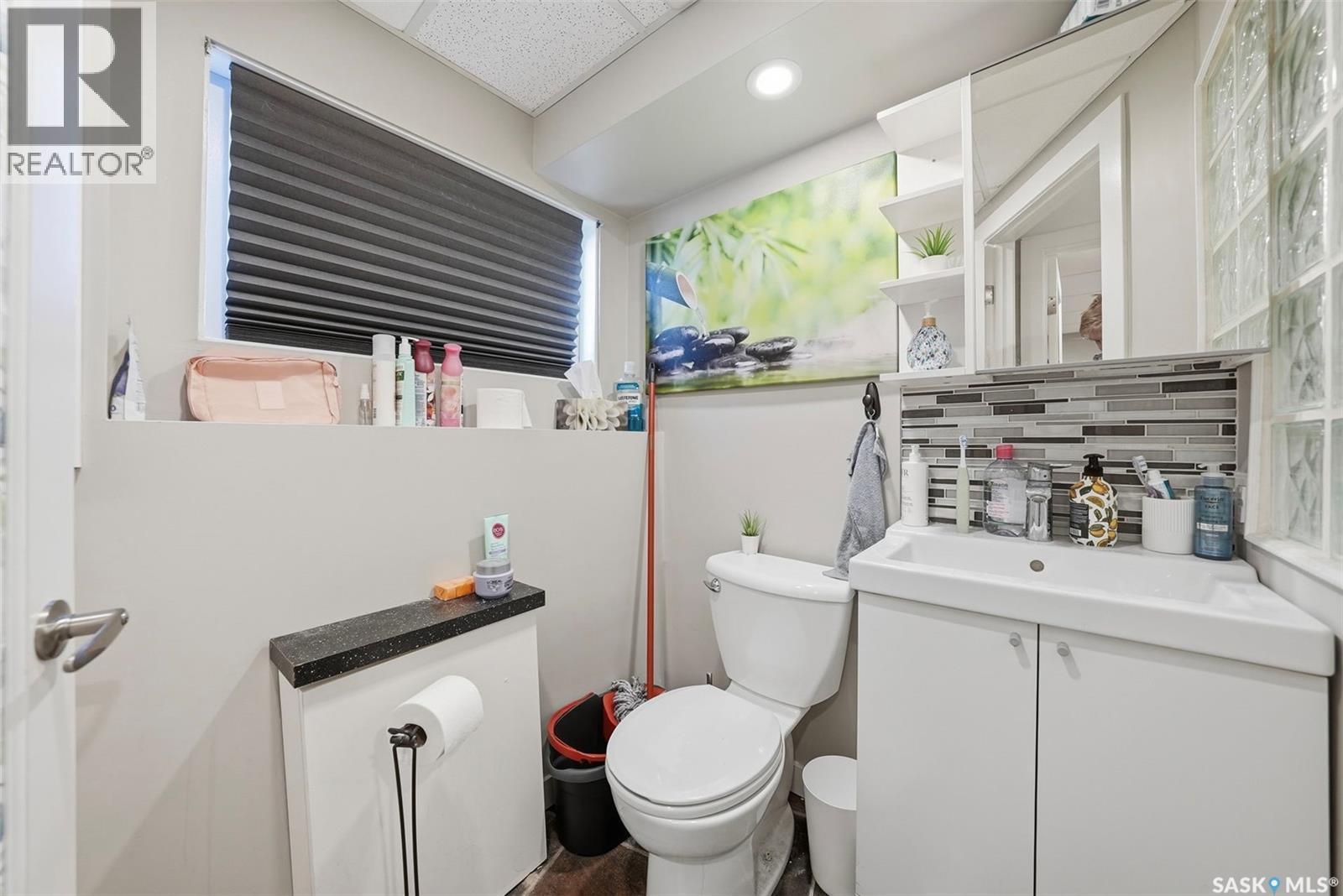 27 Lindsay Drive, Saskatoon, SK - Indoor Photo Showing Bathroom