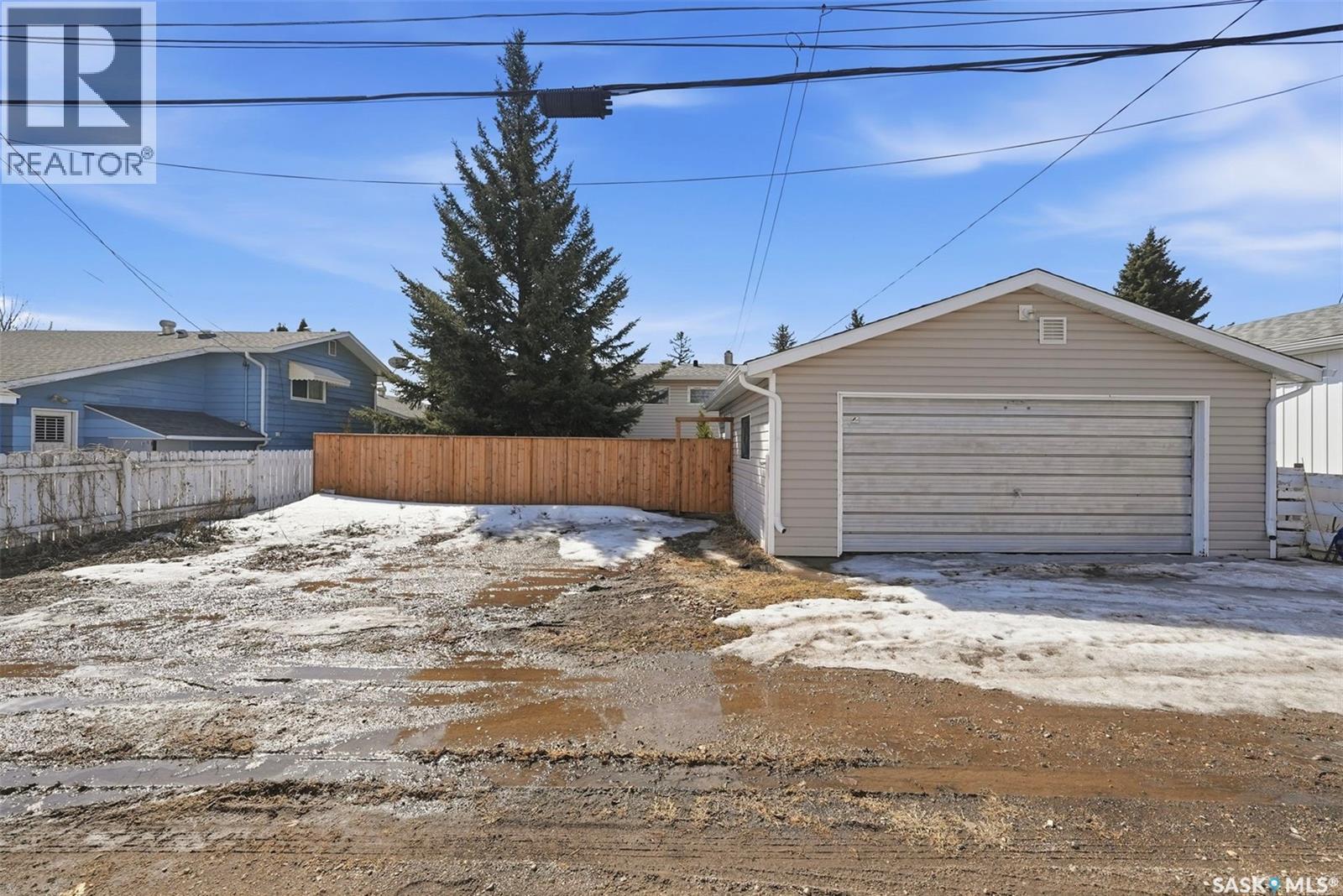 27 Lindsay Drive, Saskatoon, SK - Outdoor