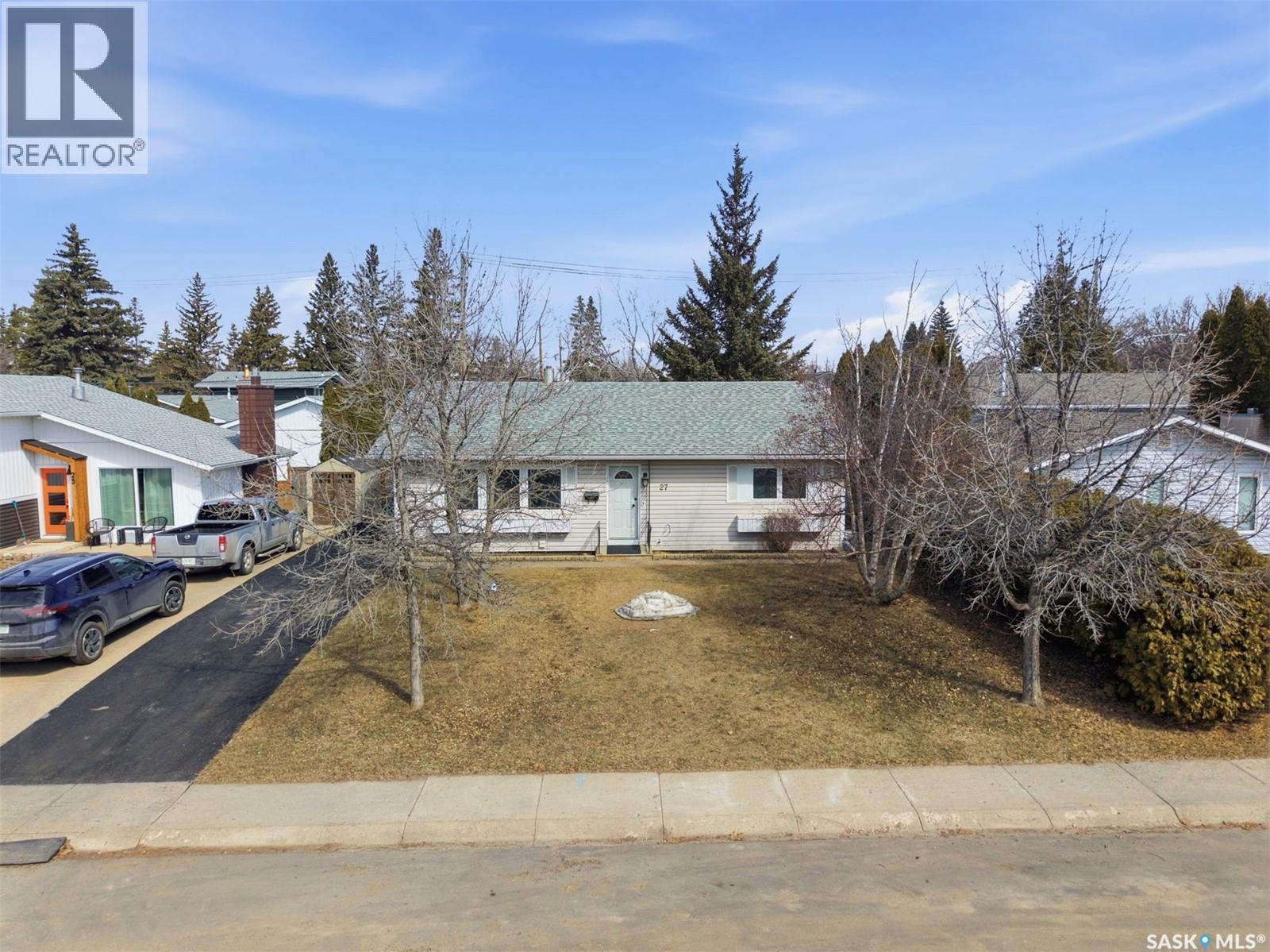 27 Lindsay Drive, Saskatoon, SK - Outdoor