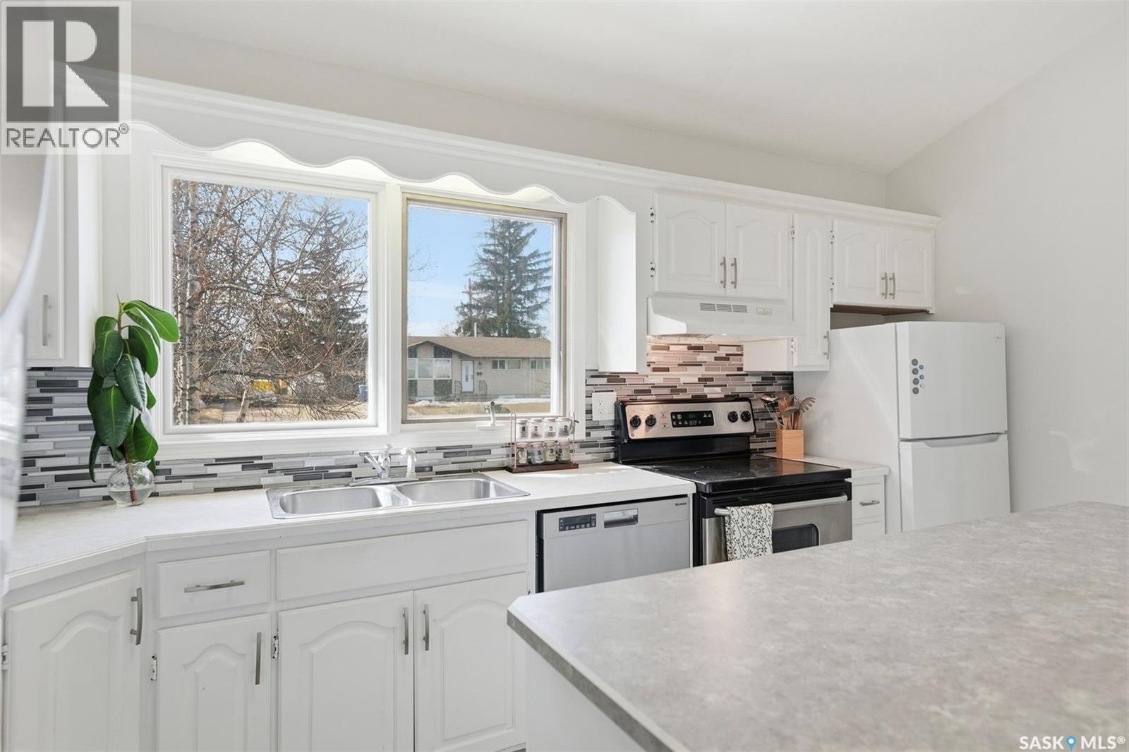 27 Lindsay Drive, Saskatoon, SK - Indoor Photo Showing Kitchen With Double Sink