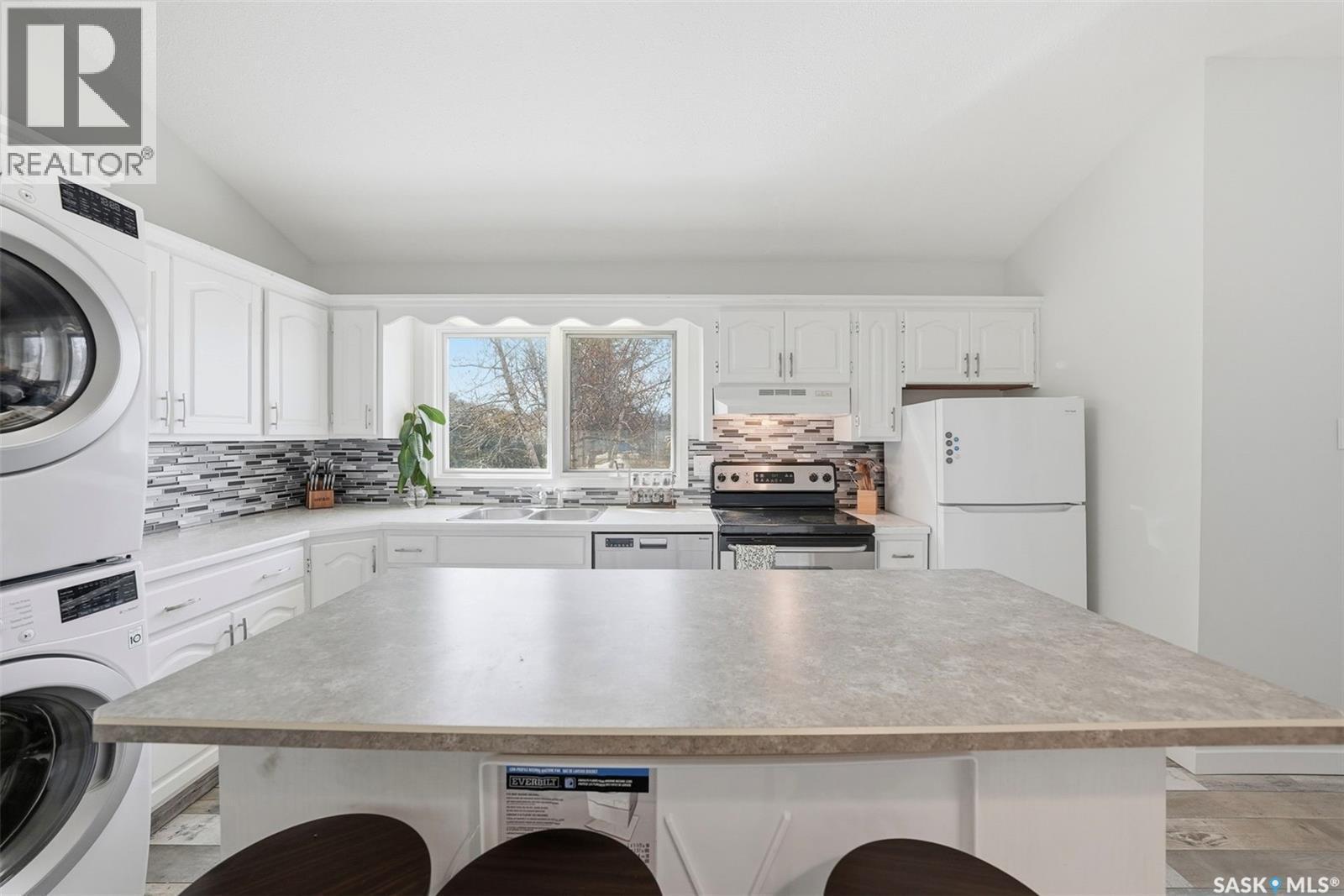 27 Lindsay Drive, Saskatoon, SK - Indoor Photo Showing Laundry Room