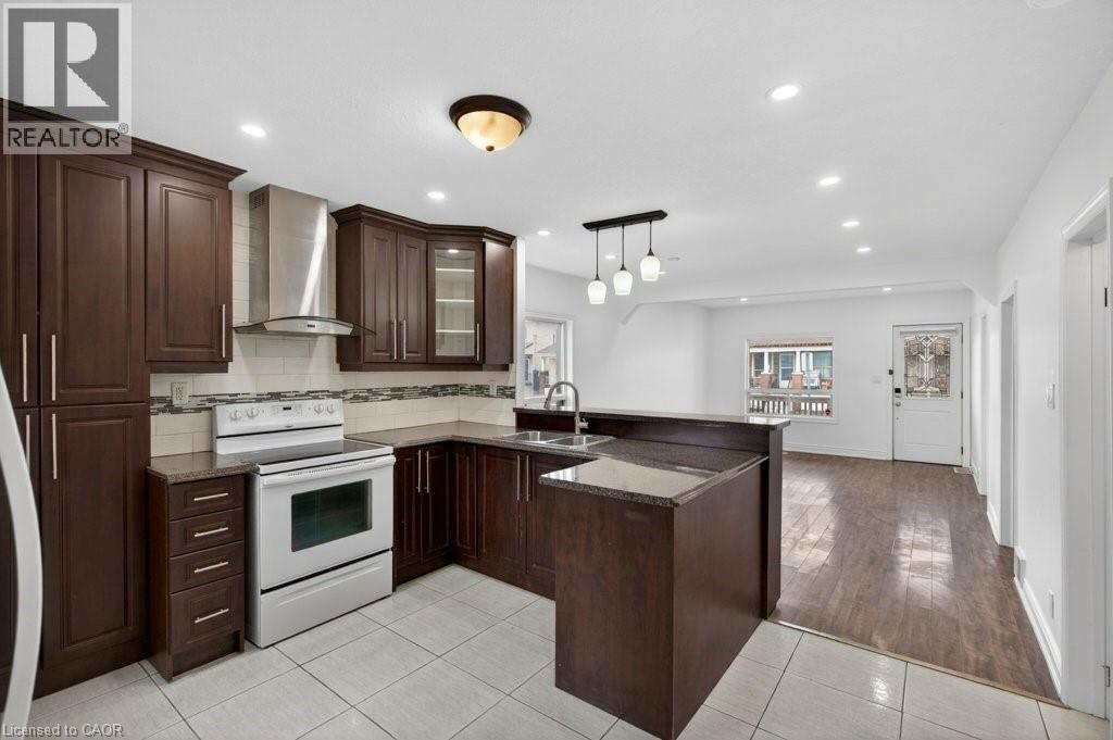 299 Britannia Avenue, Hamilton, ON - Indoor Photo Showing Kitchen