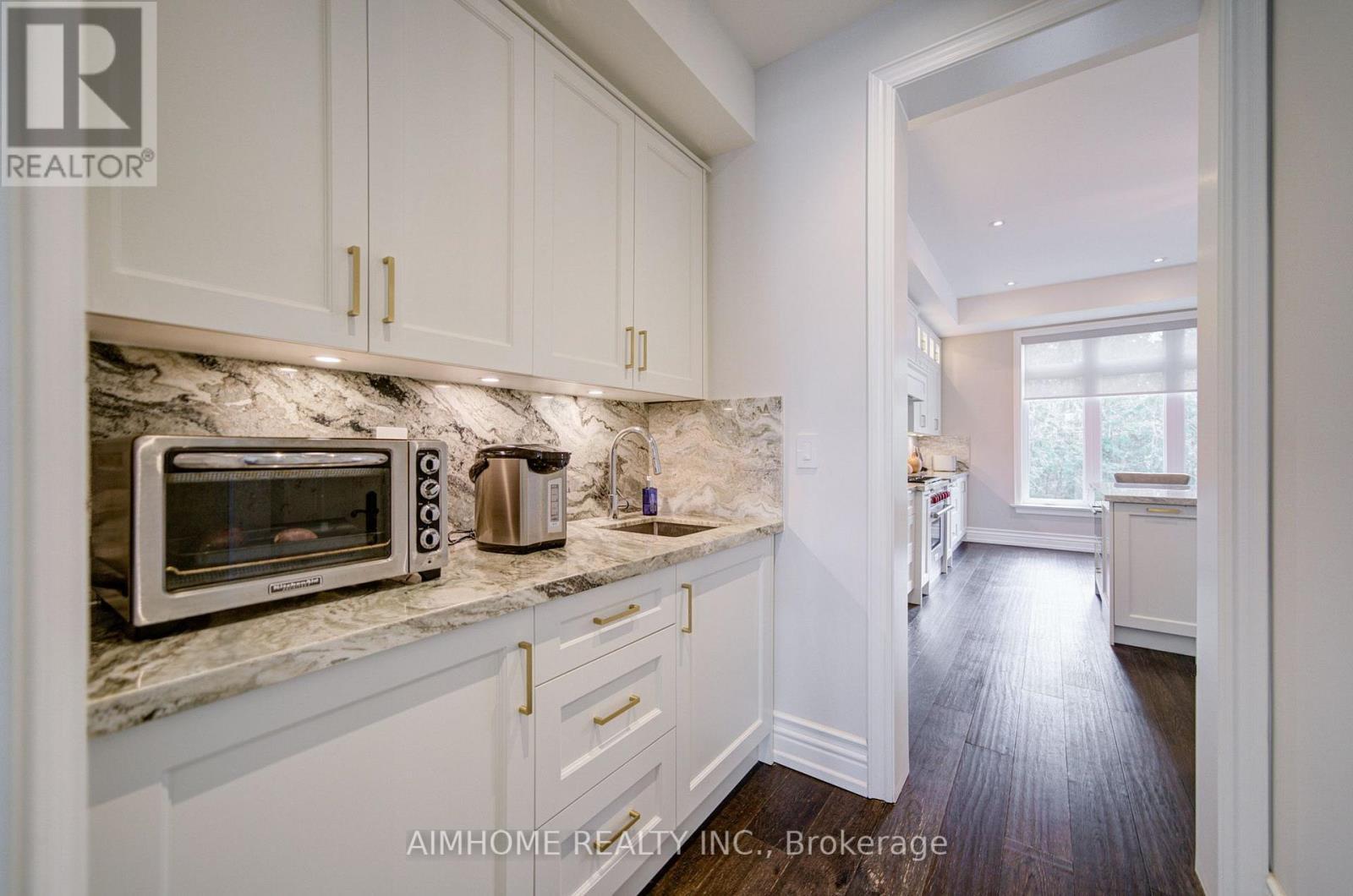 212 Sussex Avenue, Richmond Hill, ON - Indoor Photo Showing Kitchen